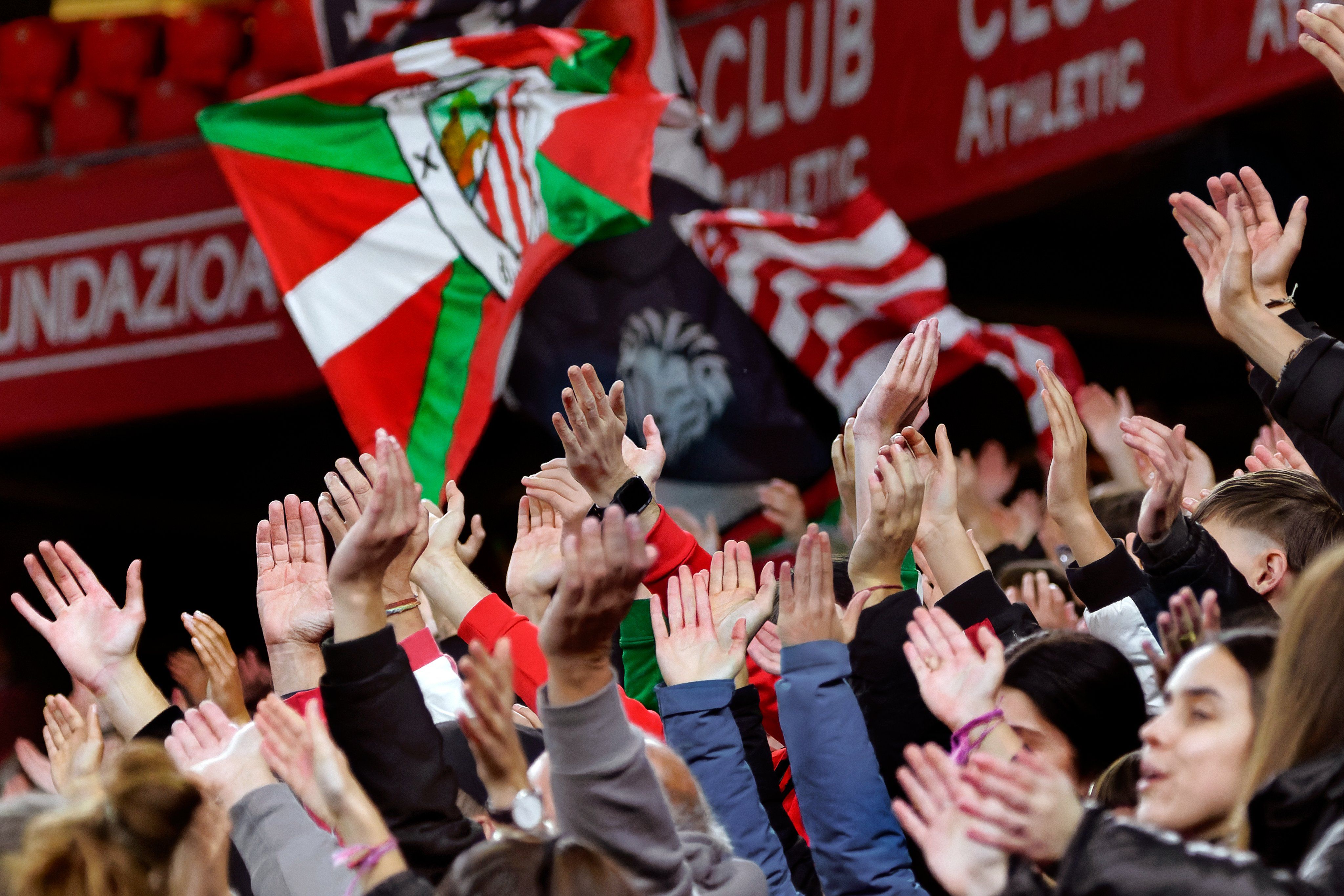La afición ruge en el derbi ante la Real Sociedad en San Mamés.