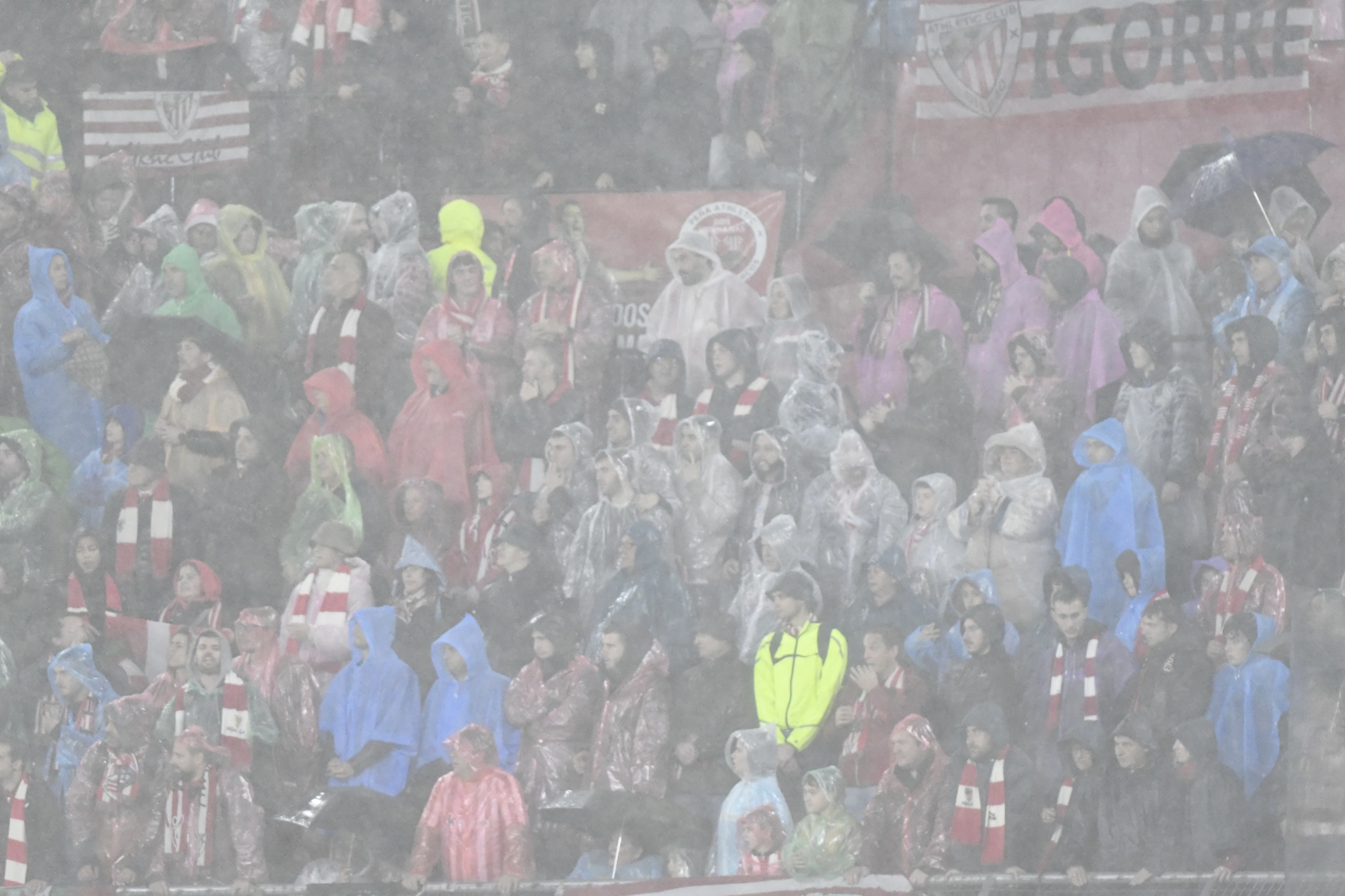 Aficionados del Athletic Club en el Sánchez Pizjuán.