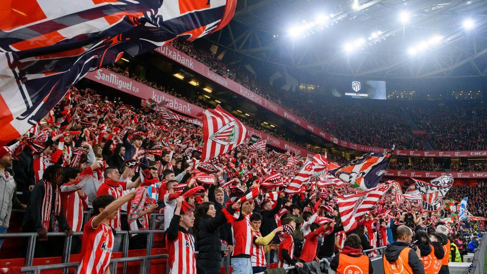  La afición zurigorri, a fuego en un partido nocturno disputado en San Mamés.