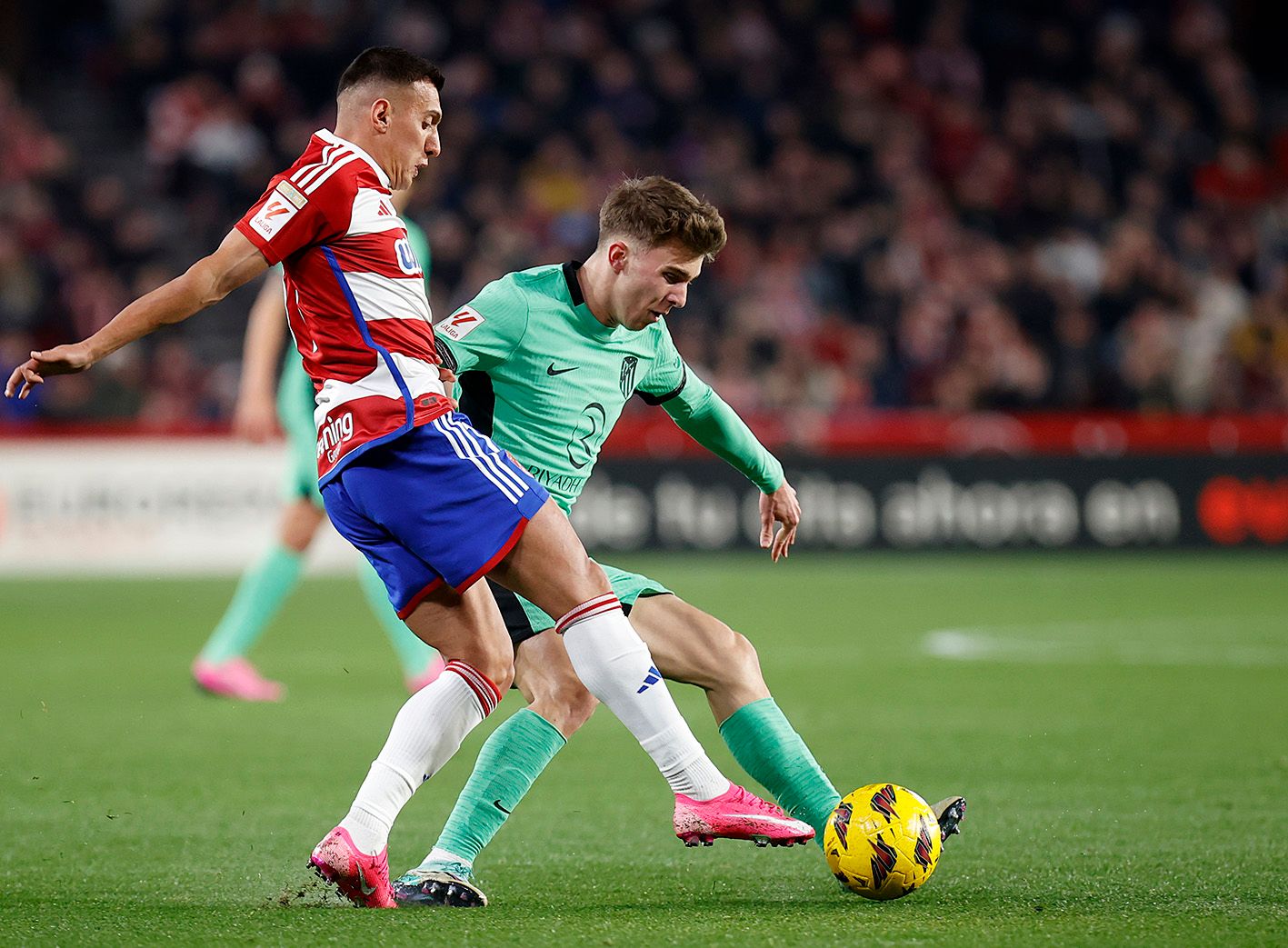  Pablo Barrios defiende a Uzuni en el Granada-Atlético.