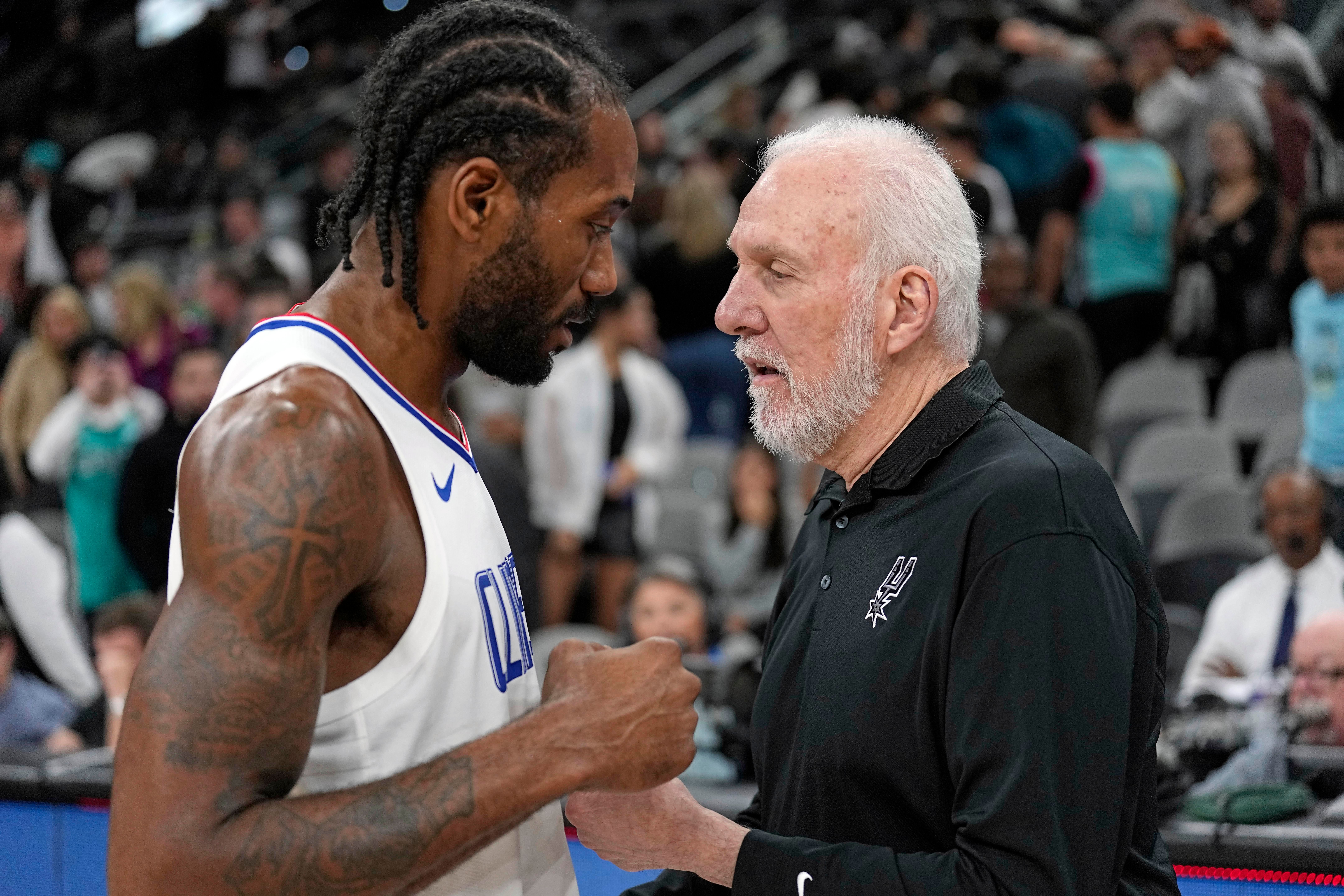  Gregg Popovich junto a Kawhi Leonard después del partido.