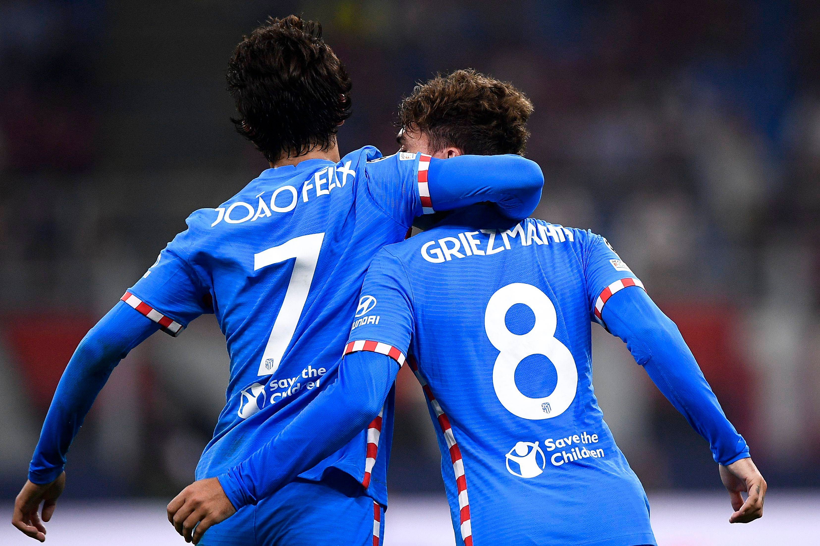  Joao Félix y Griezmann celebran el gol del francés en Milán.