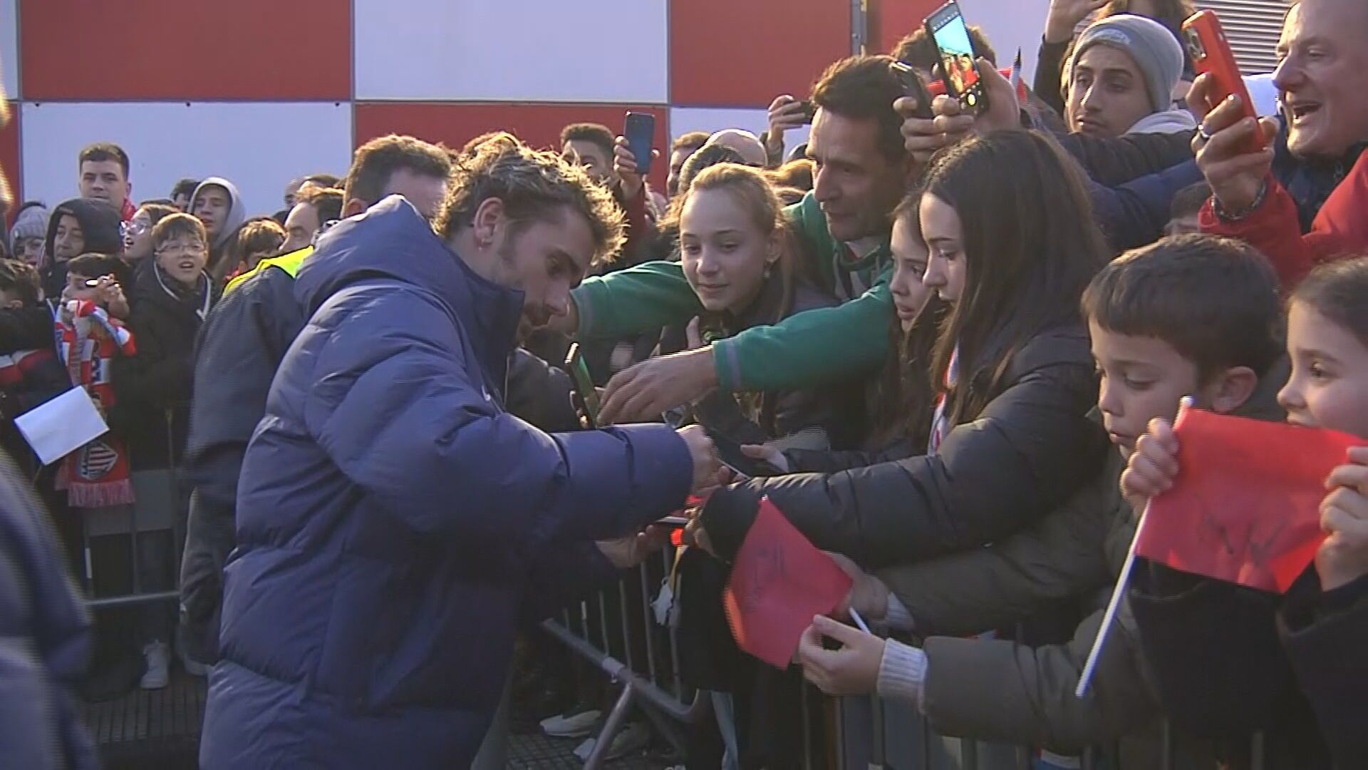 Griezmann no se cansó de atender a todos los aficionados