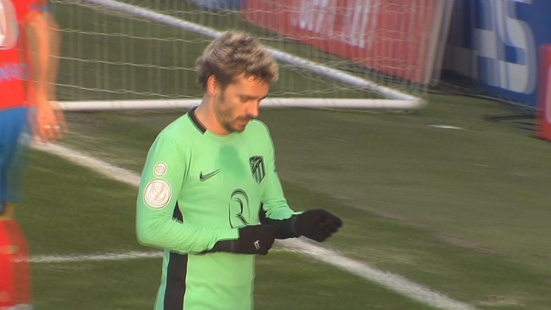  Griezmann, quitándose los guantes que han acabado en manos del joven aficionado del Lugo