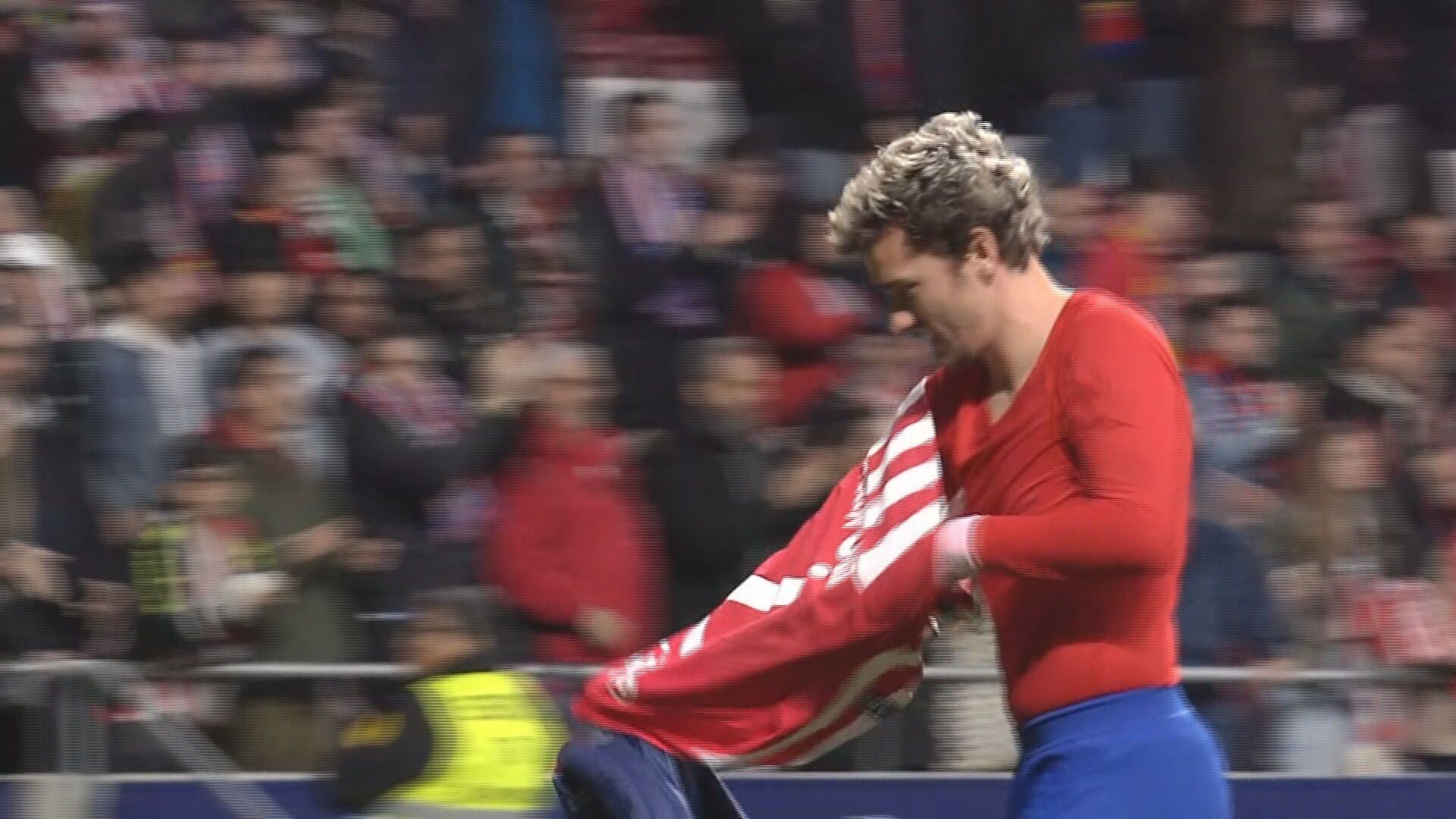  Griezmann regaló su camiseta a un aficionado atlético