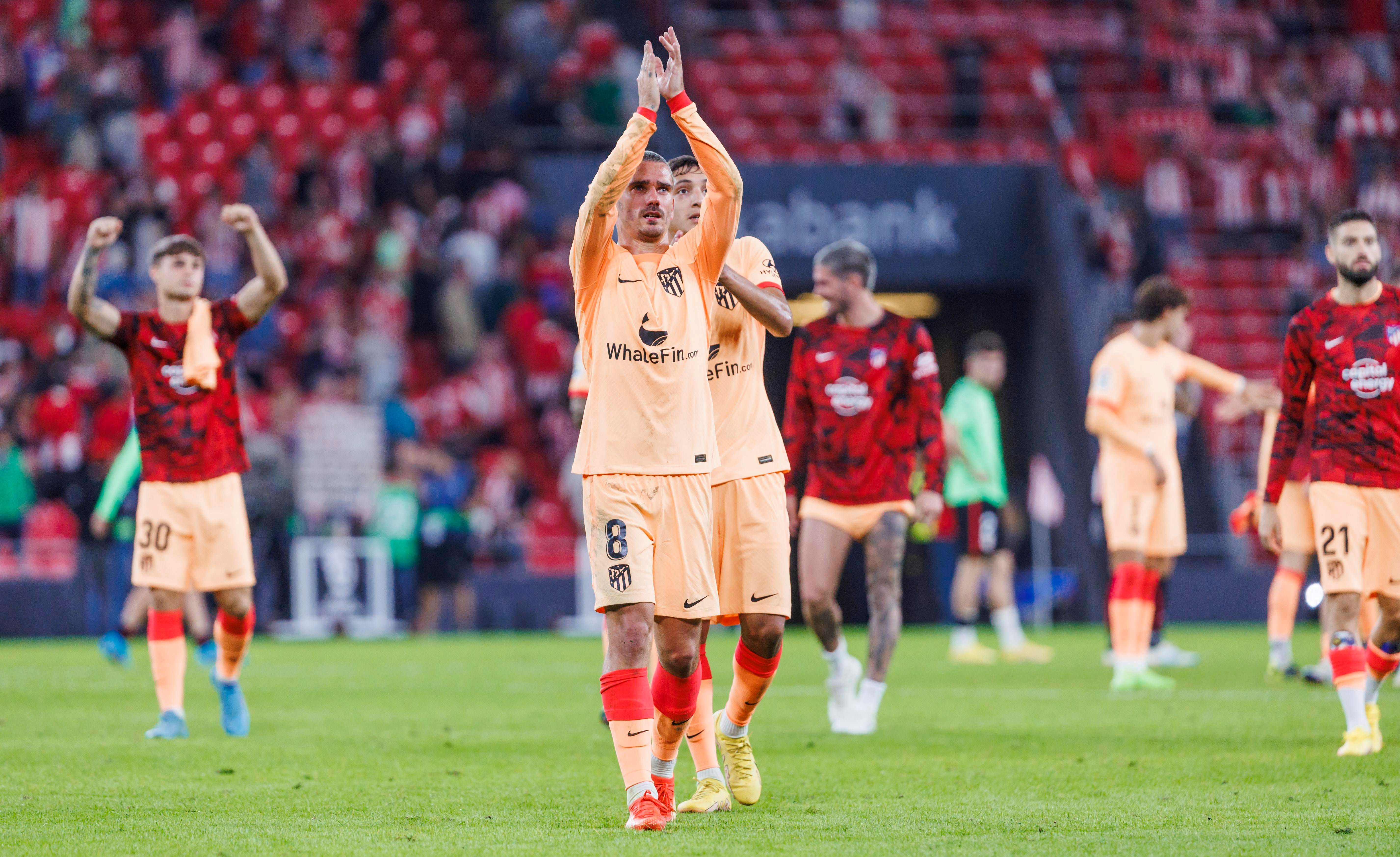  Griezmann saluda a la afición del Atlético de Madrid tras el partido ante el Athletic.