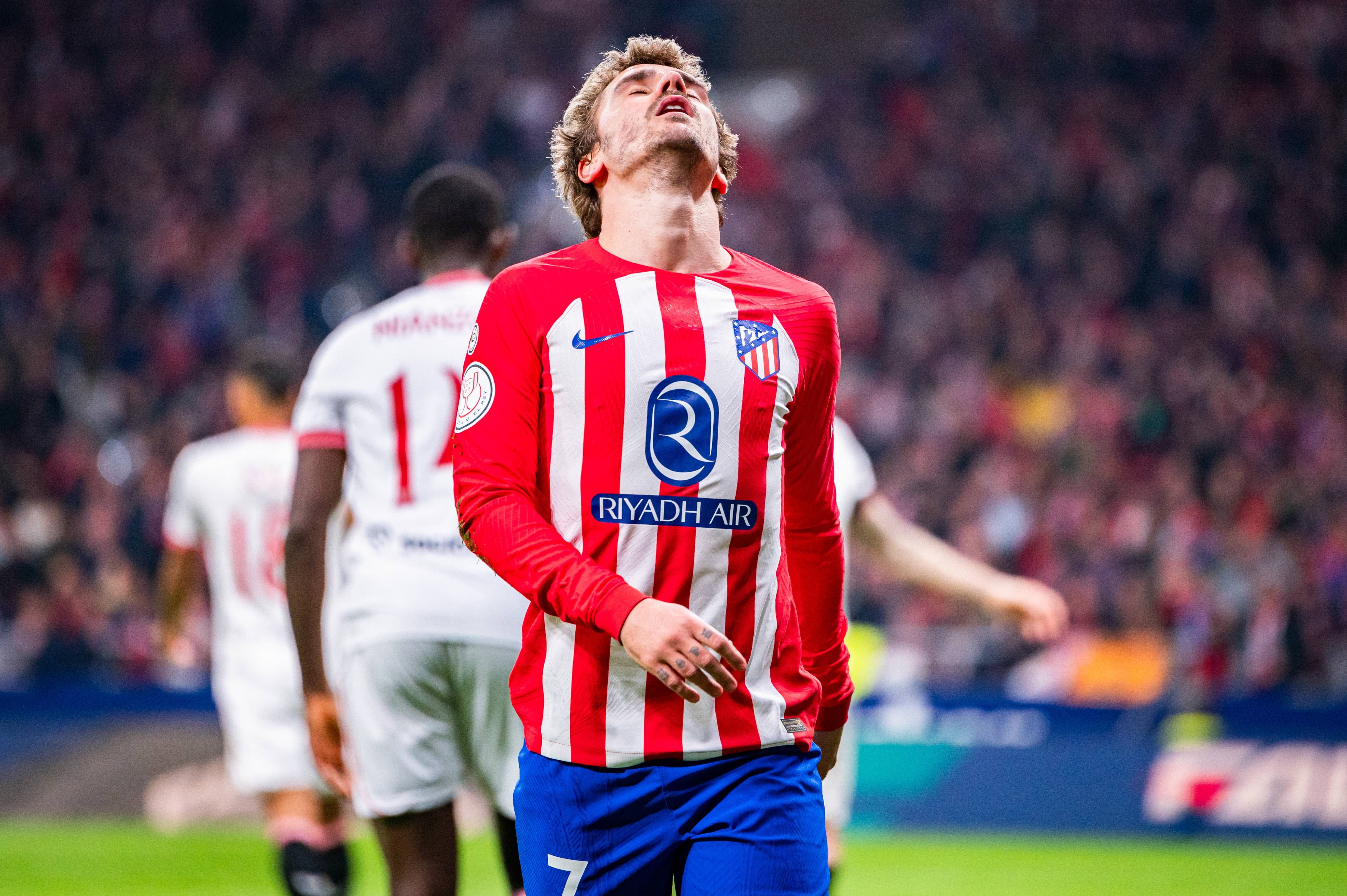  Griezmann se lamenta tras una acción del Atlético de Madrid - Sevilla (Cordon Press)
