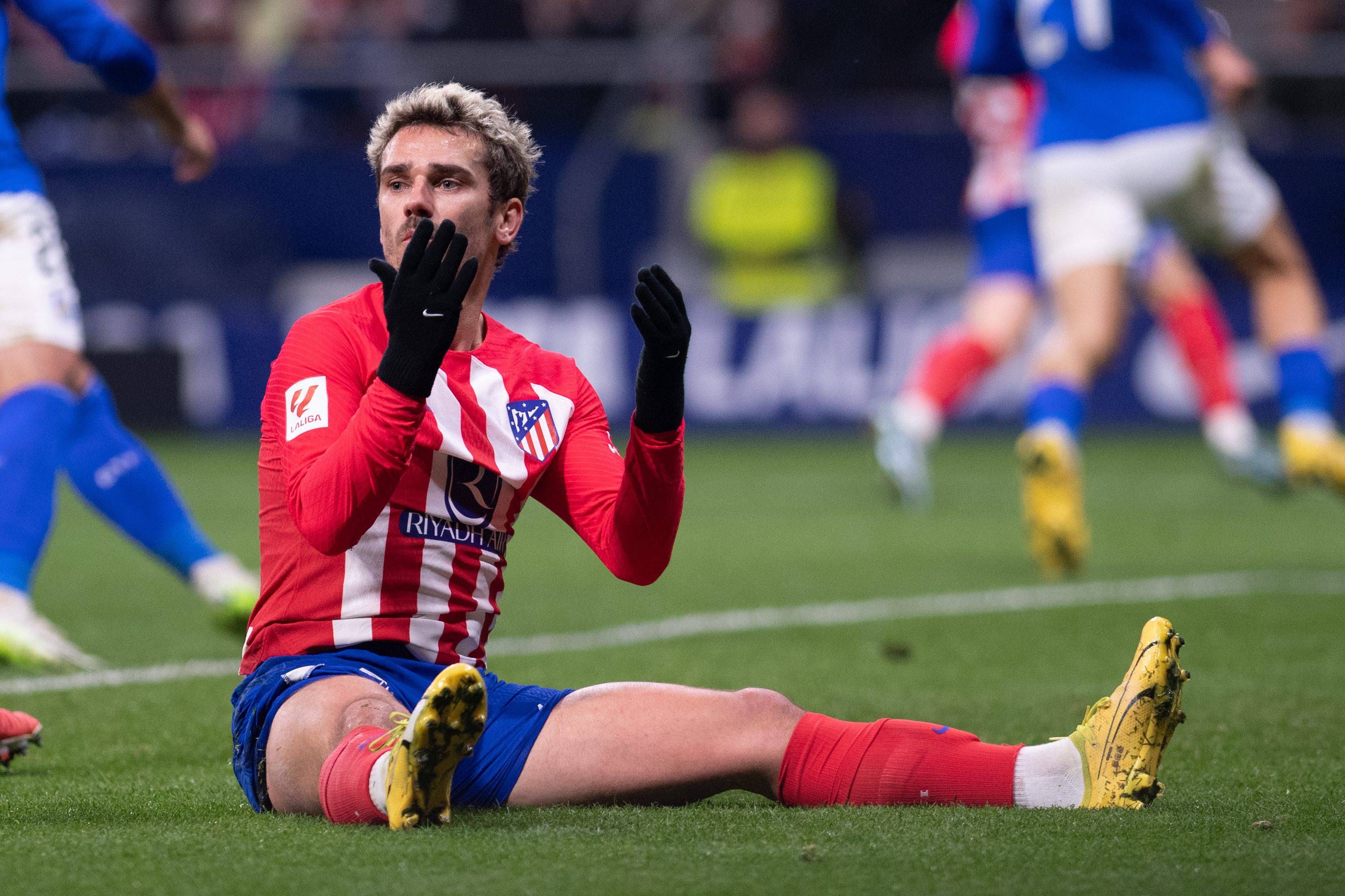 Griezmann, sentado sobre el césped en el Atlético-Getafe (FOTO: Cordón Press).