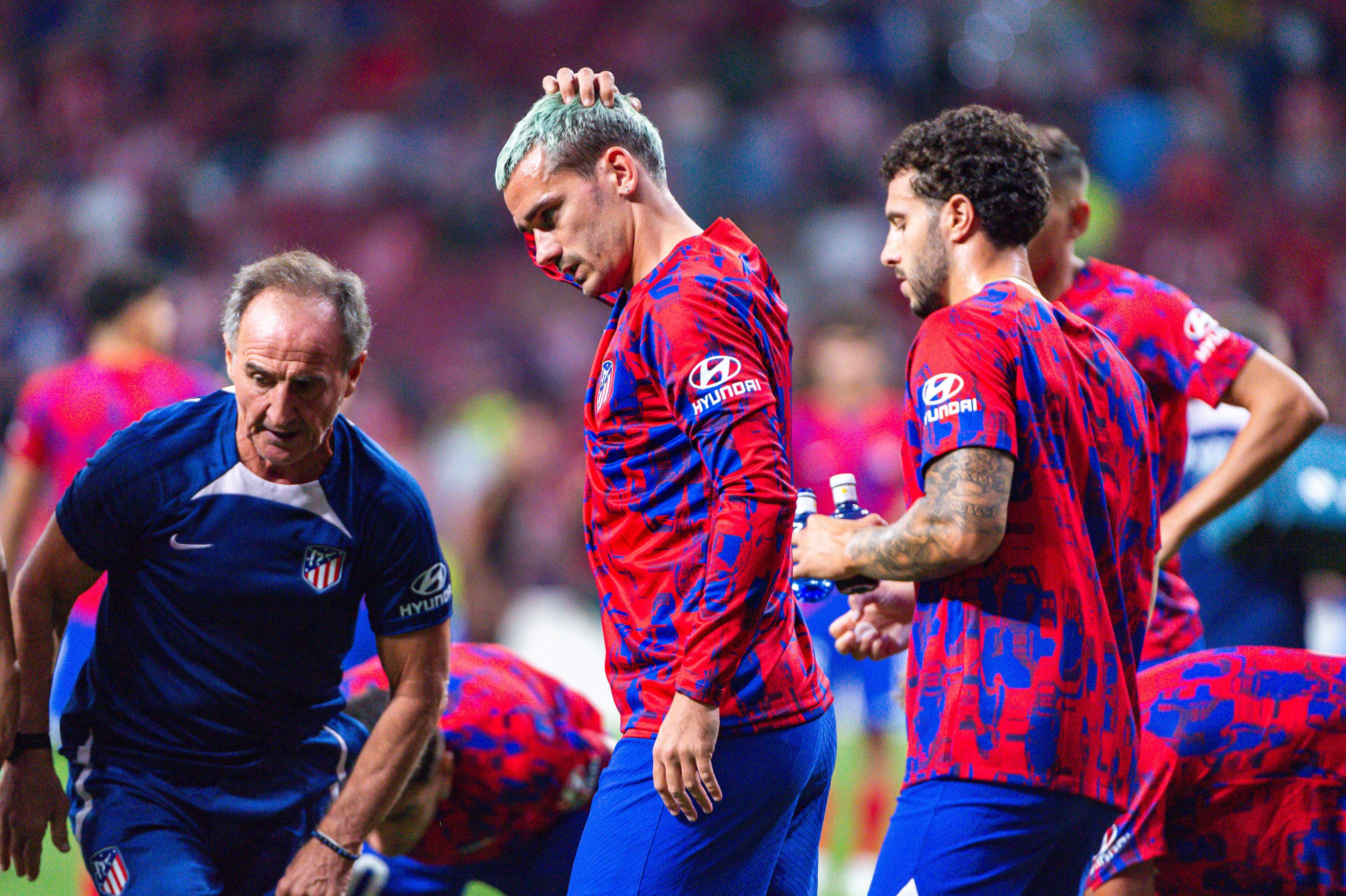  Griezmann y Mario Hermoso calientan junto al Profe Ortega.