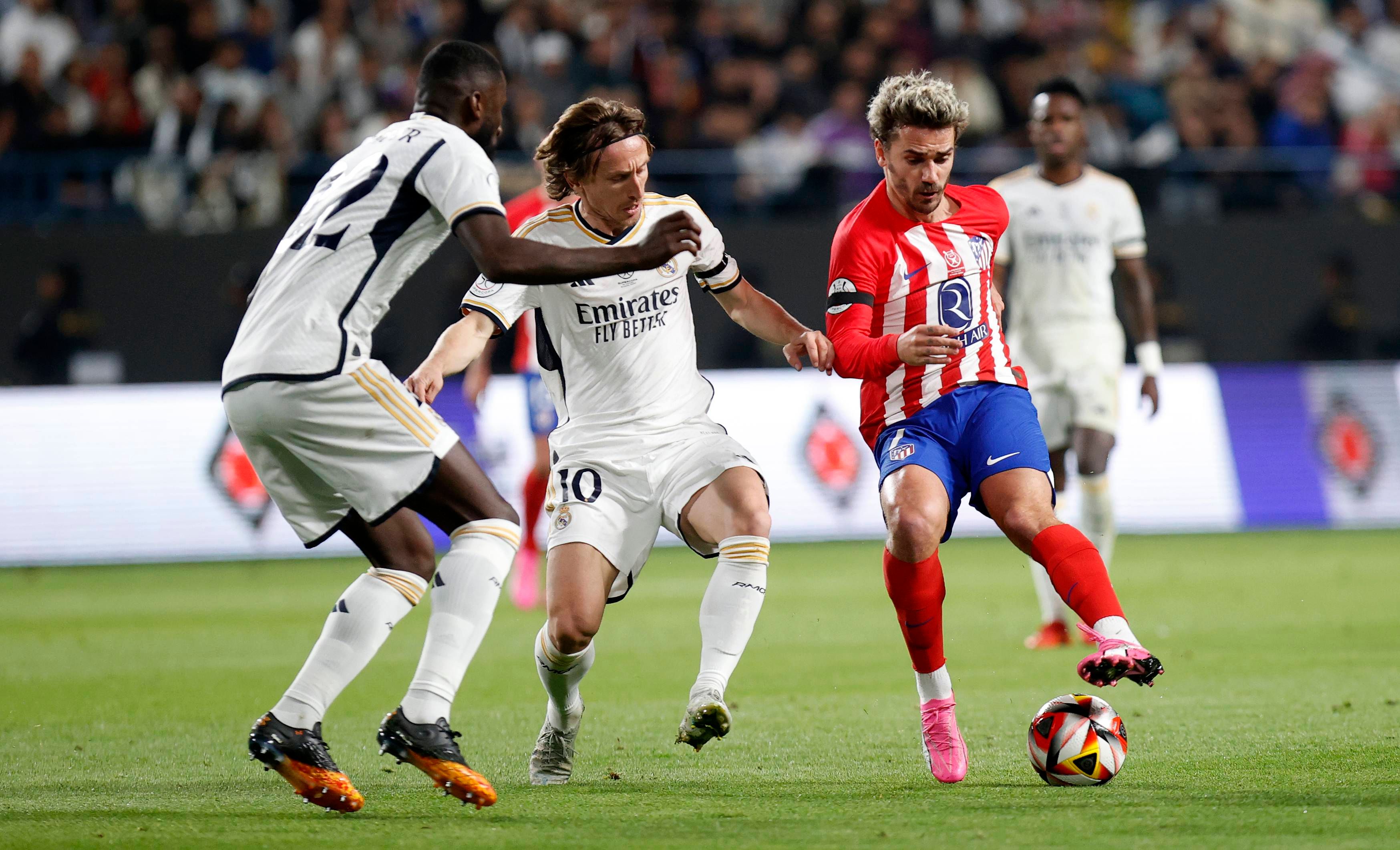  Griezmann regatea a Modric y a Rüdiger antes de su gol en la Supercopa.