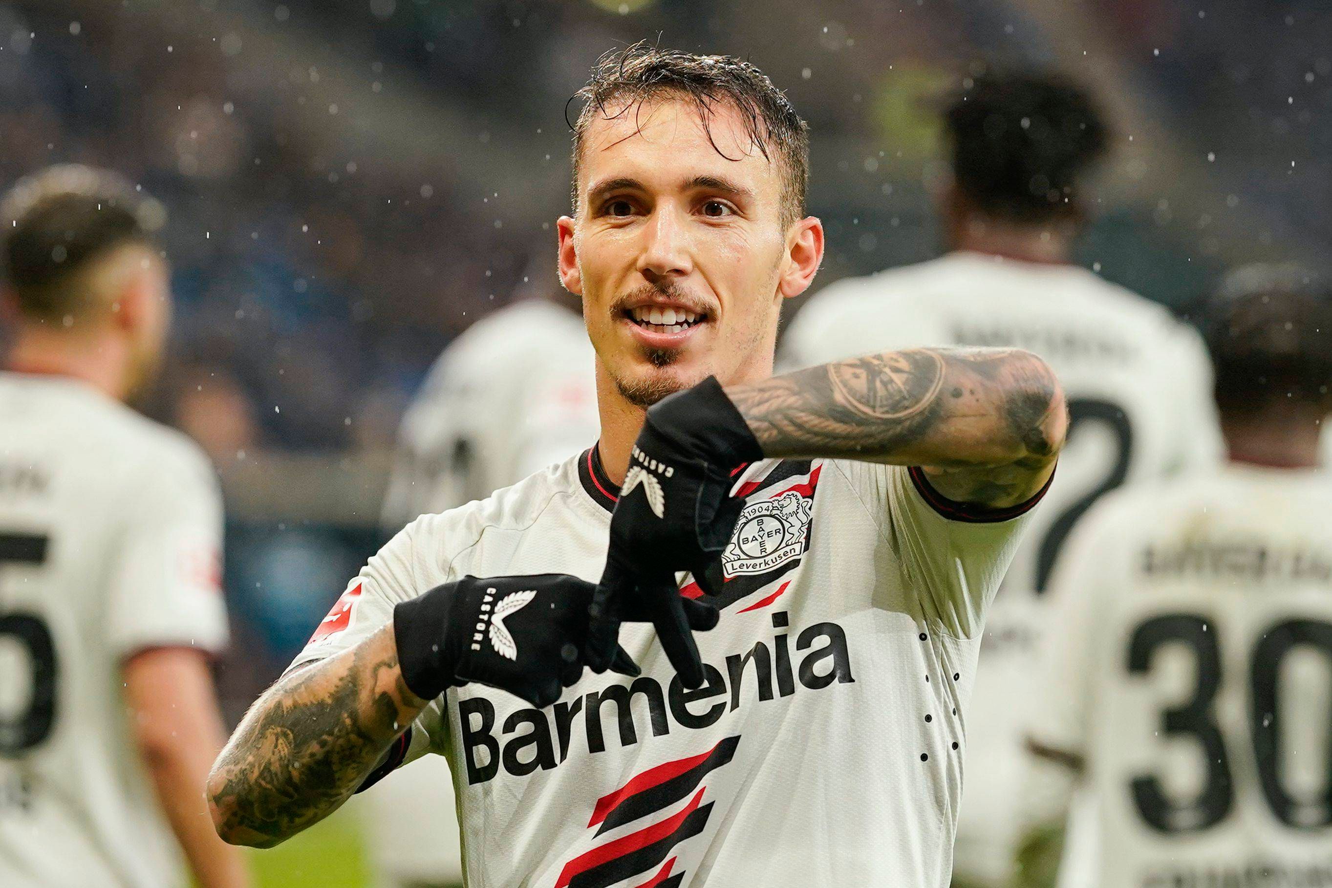  Grimaldo celebrando uno de sus goles con el Bayer Leverkusen.