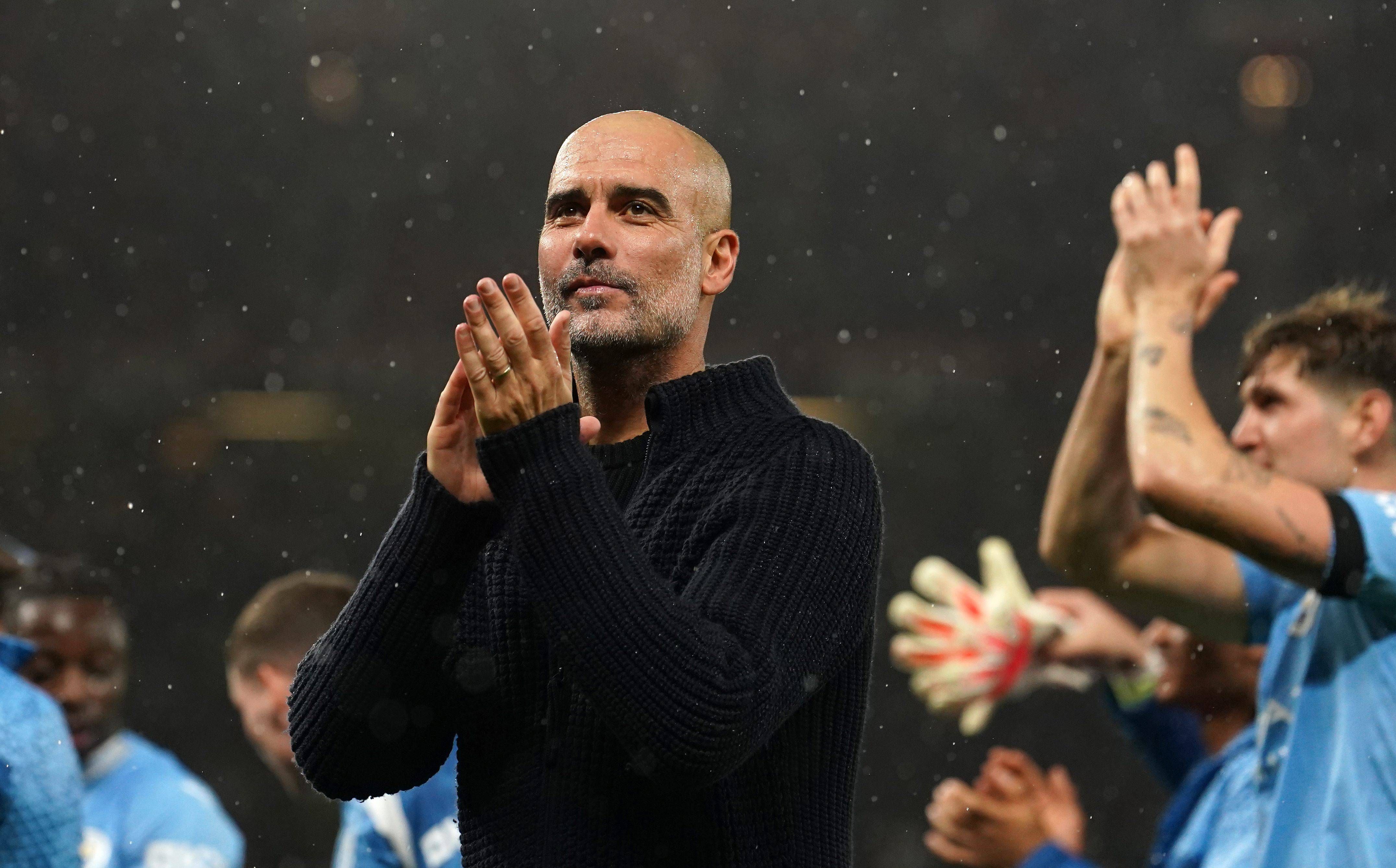  Guardiola aplaude a sus aficionados en Old Trafford.