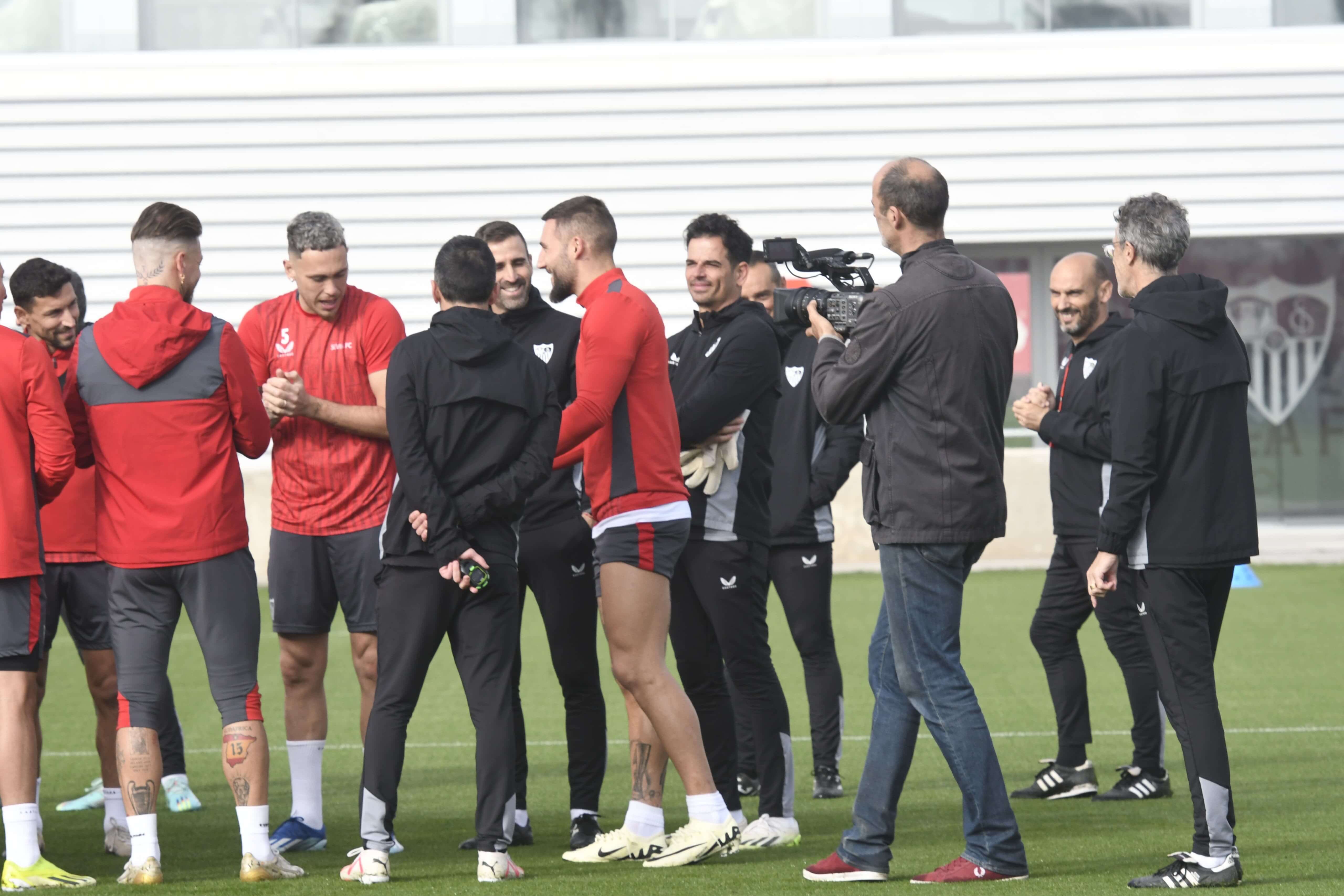  Pasillito a Gudelj en uno de los entrenamientos de la temporada.