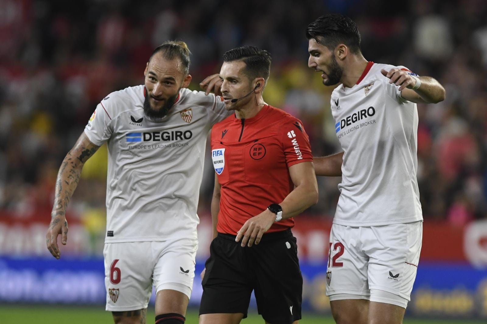 Gudelj y Rafa Mir, jugadores del Sevilla, con Del Cerro Grande