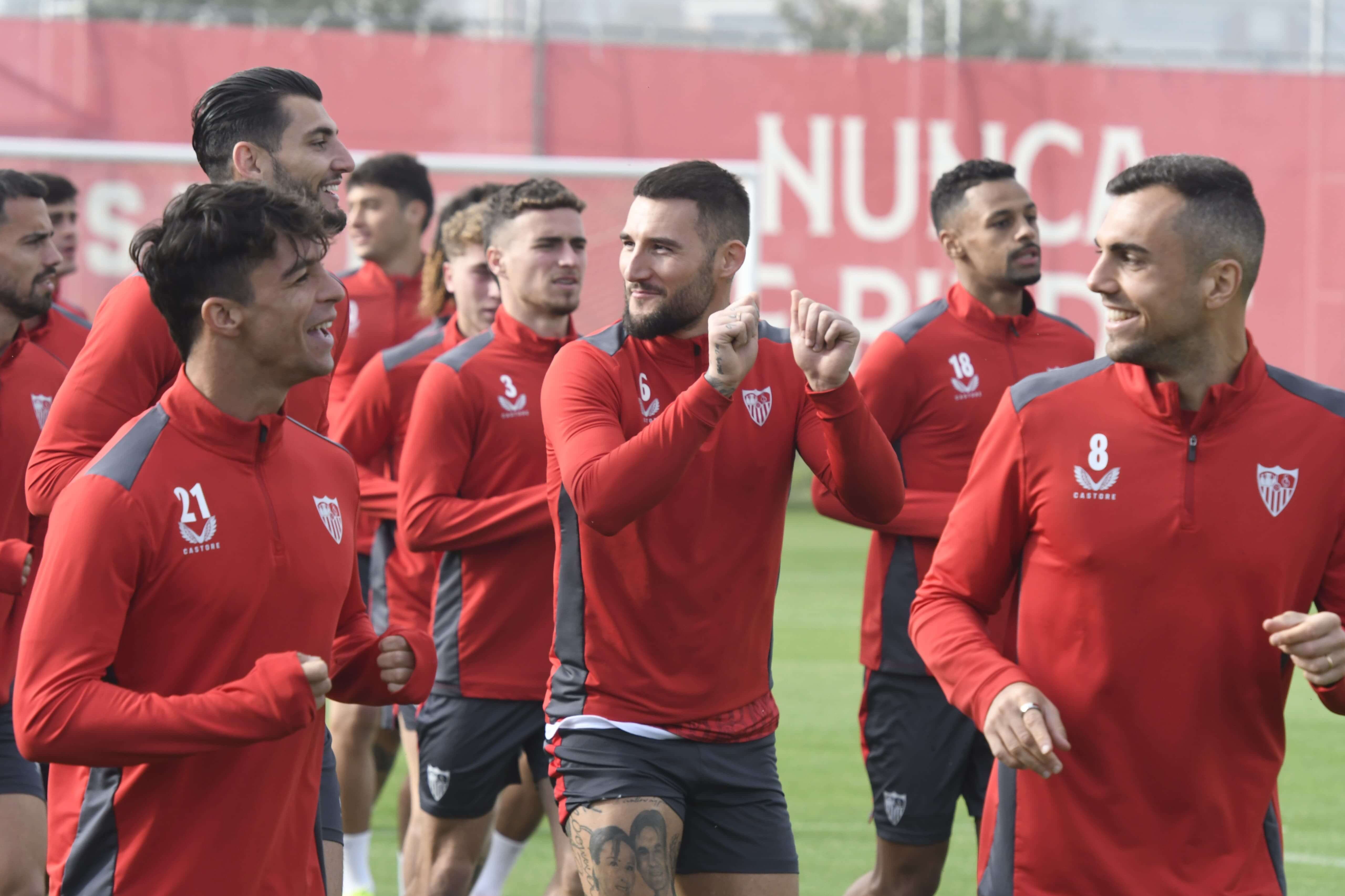  Gudelj, entrenando con el grupo.