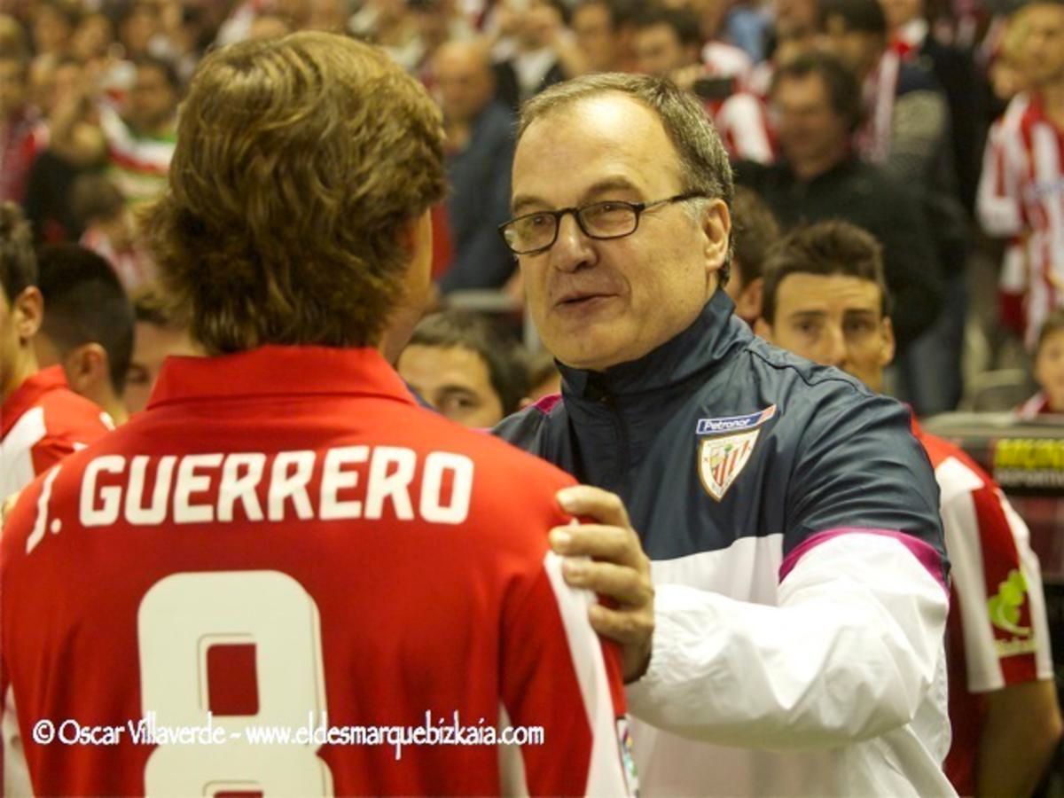  Julen Guerrero y Marcelo Bielsa, en la despedida del viejo campo de San Mamés.