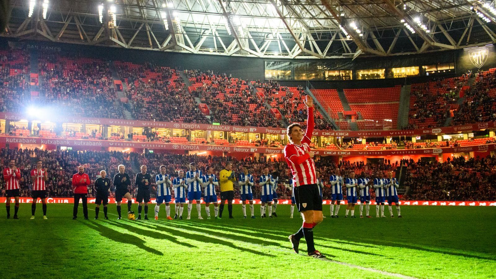  Julen Guerrero, todo un icono, saluda en San Mamés en el 125 Aniversario.