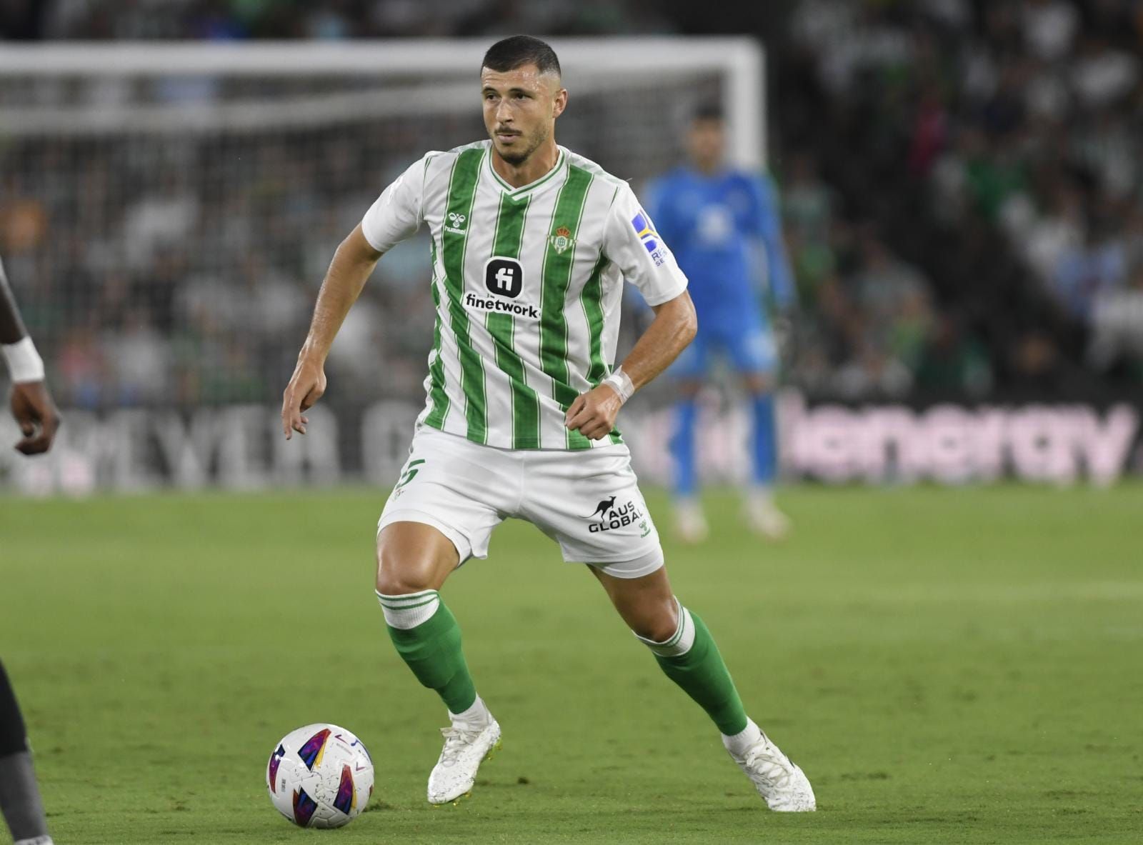  Guido Rodríguez con la pelota