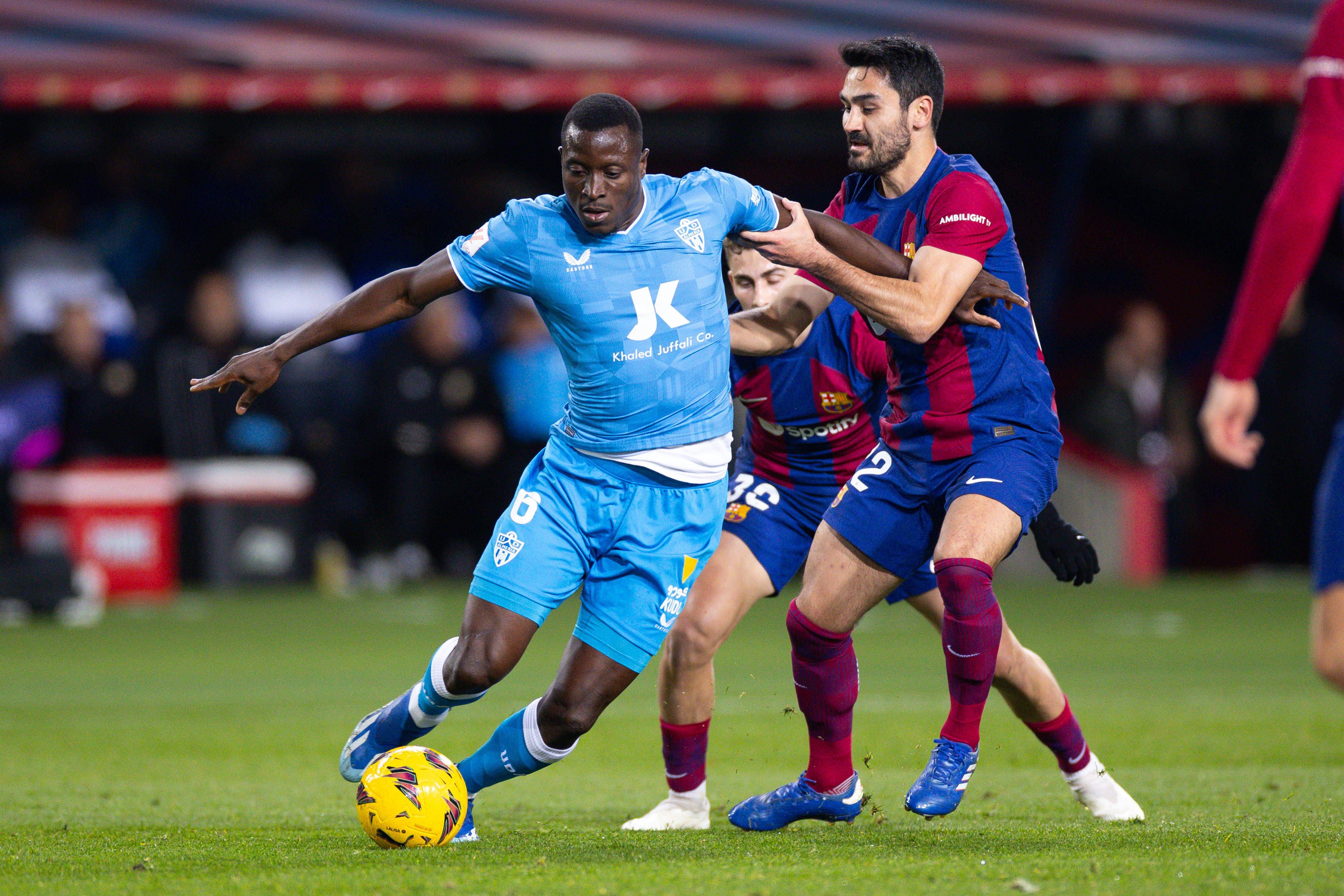  Gundogan, en una jugada del Barcelona-Almería (FOTO: Cordón Press).