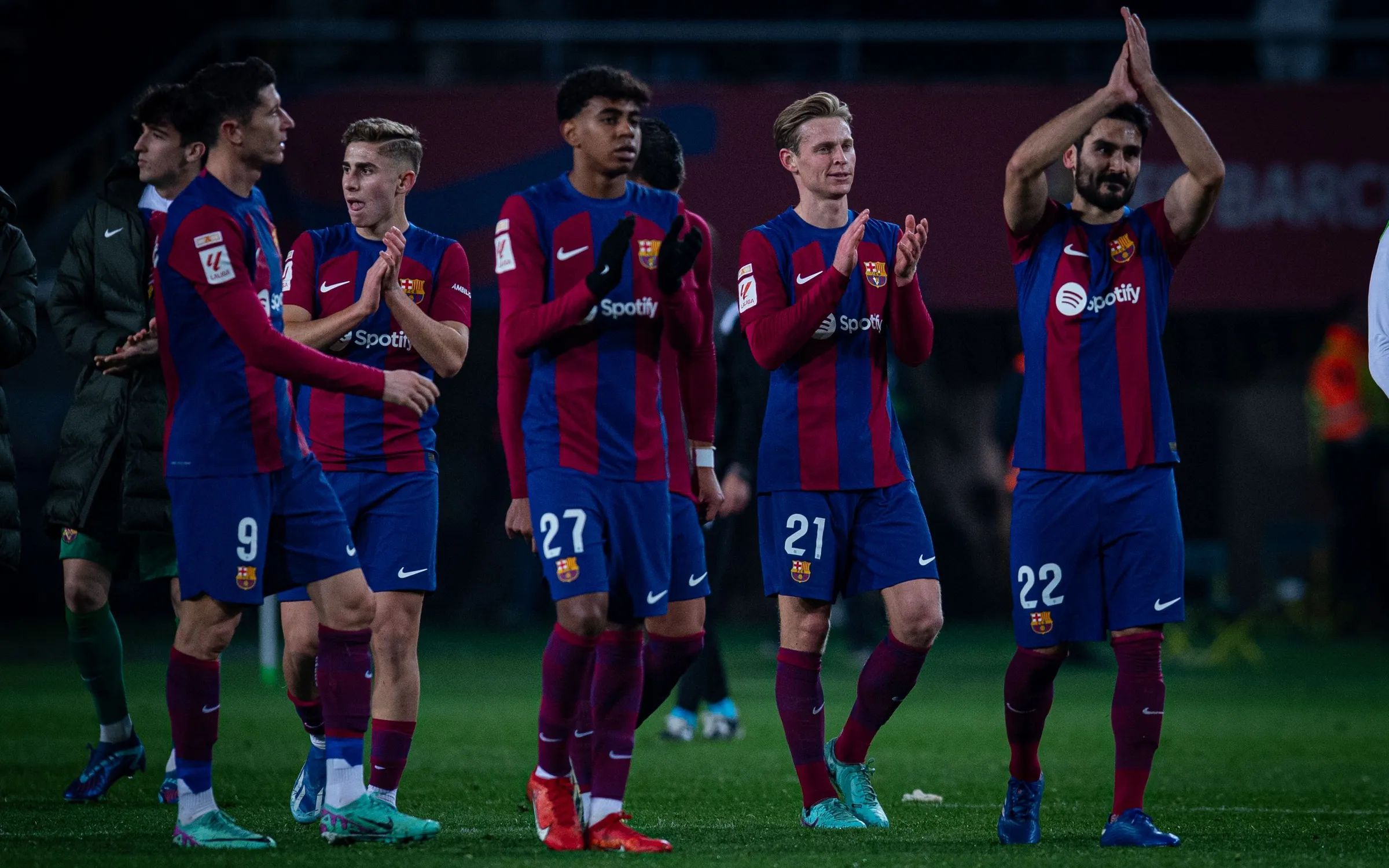 Gündogan, Frenkie de Jong y Lamine Yamal aplaudiendo a Montjuic.