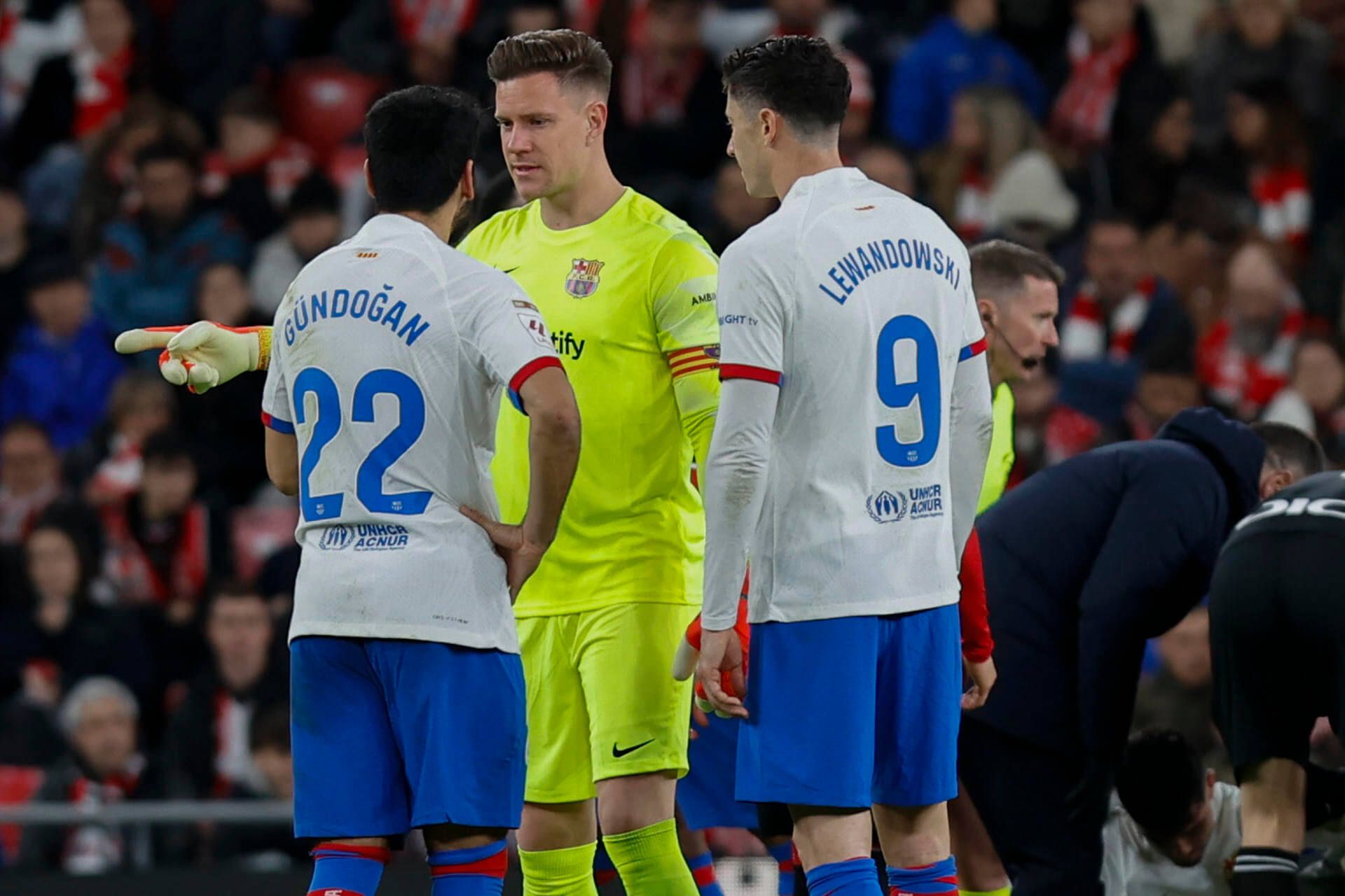  Gündogan, Ter Stegen y Lewandowski conversan en San Mamés.