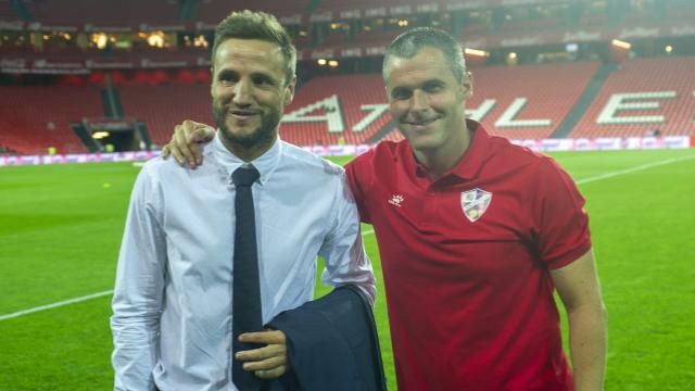 Carlos Gurpegui y Pablo Orbaiz antes de un Athletic - Huesca en San Mamés.