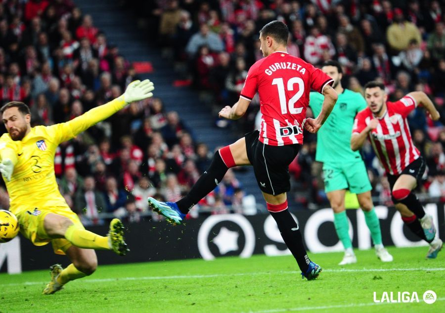  Gorka Guruzeta remata ante Jan Oblak, meta del Atlético de Madrid, en San Mamés.