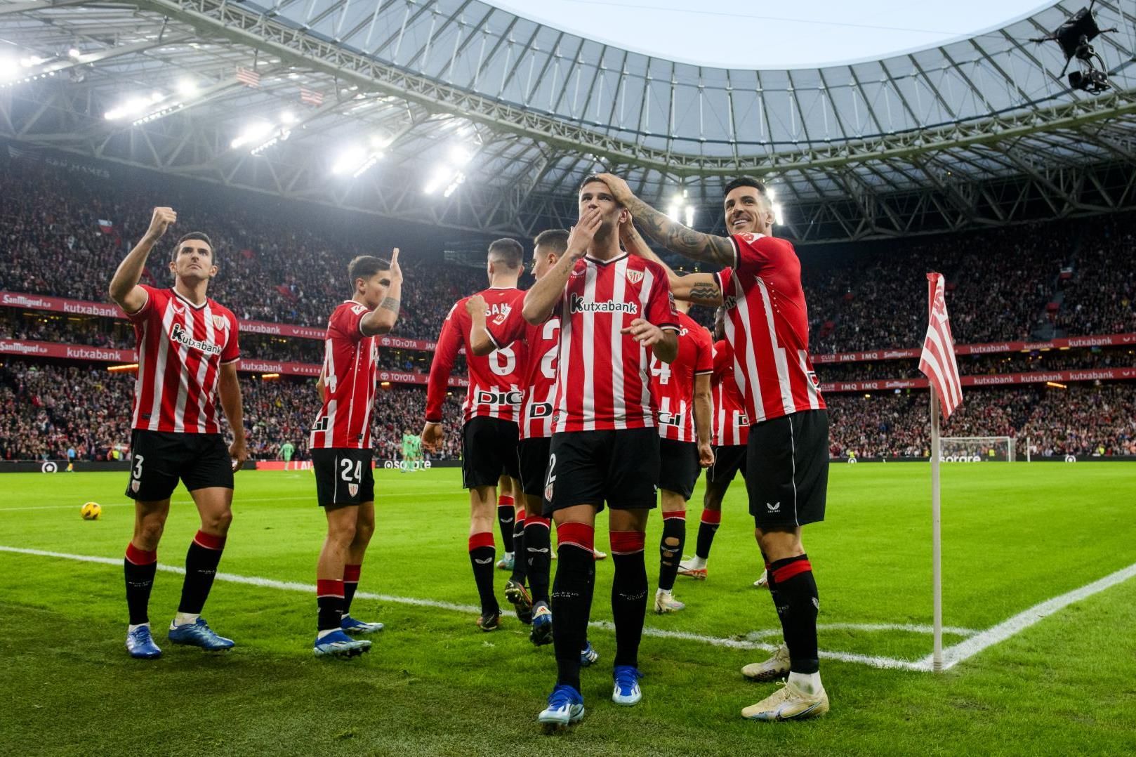  Beso de Gorka Guruzeta a la grada tras marcar ante el Atlético de Madrid en San Mamés.