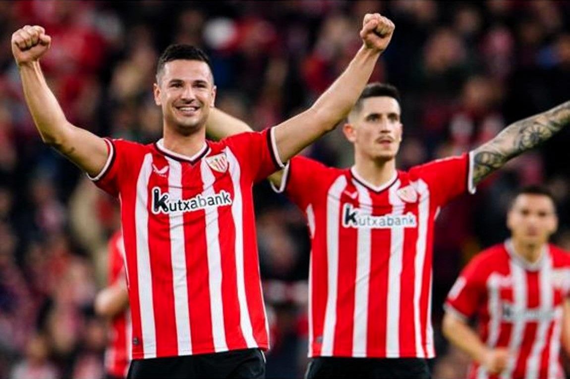  Gorka Guruzeta celebra, junto a Oihan Sancet, una victoria en San Mamés.