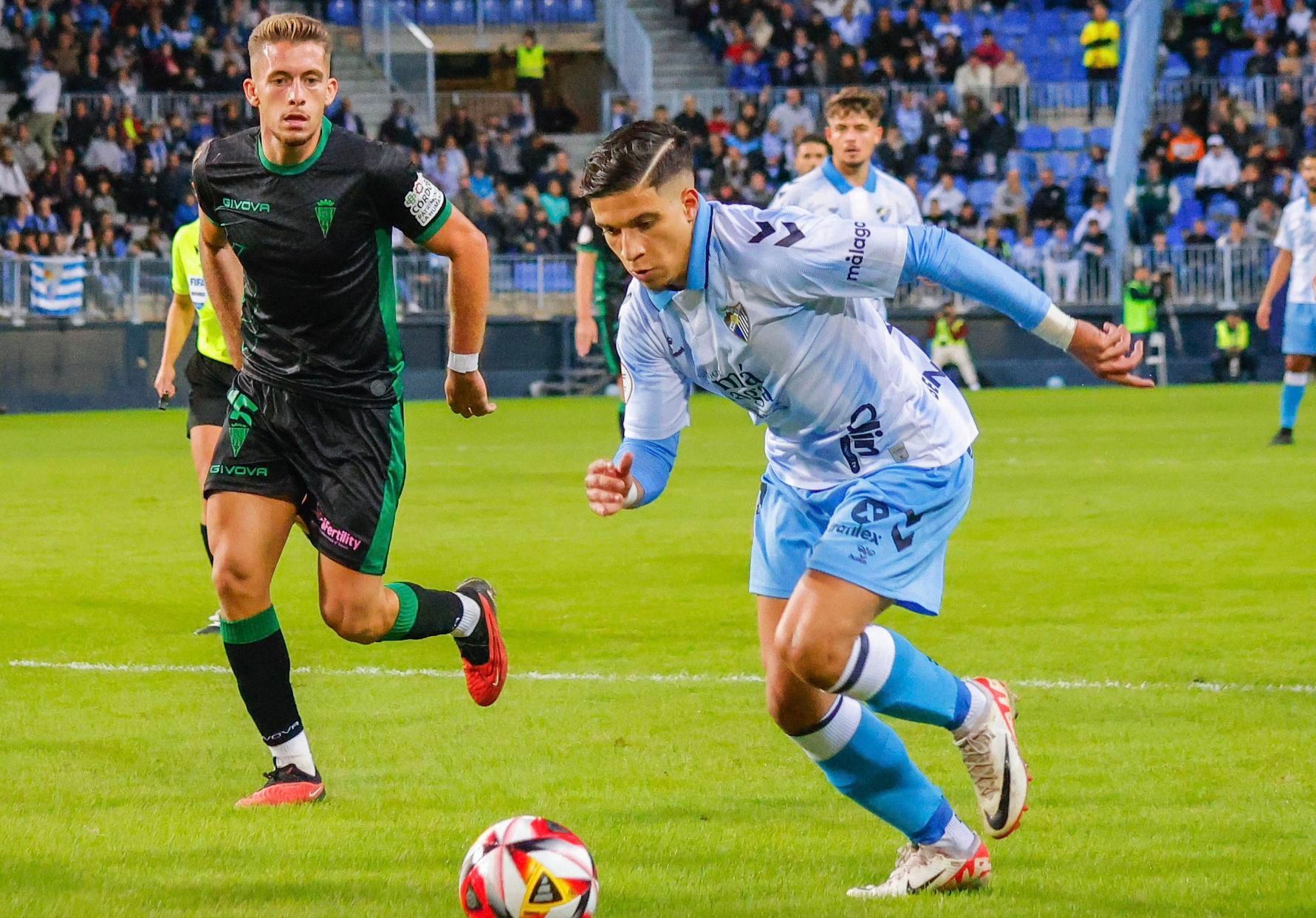  Haitam desborda en un partido ante el Córdoba en La Rosaleda. (MCF)