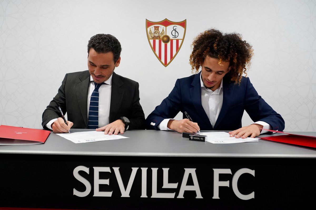  Hannibal, en el acto de firma de su contrato