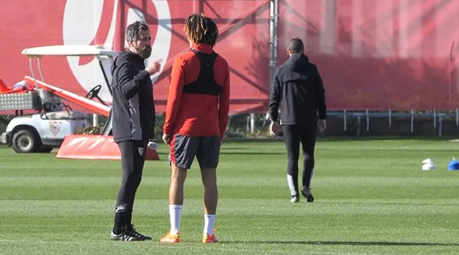  Quique Sánchez Flores, hablando con Hannibal