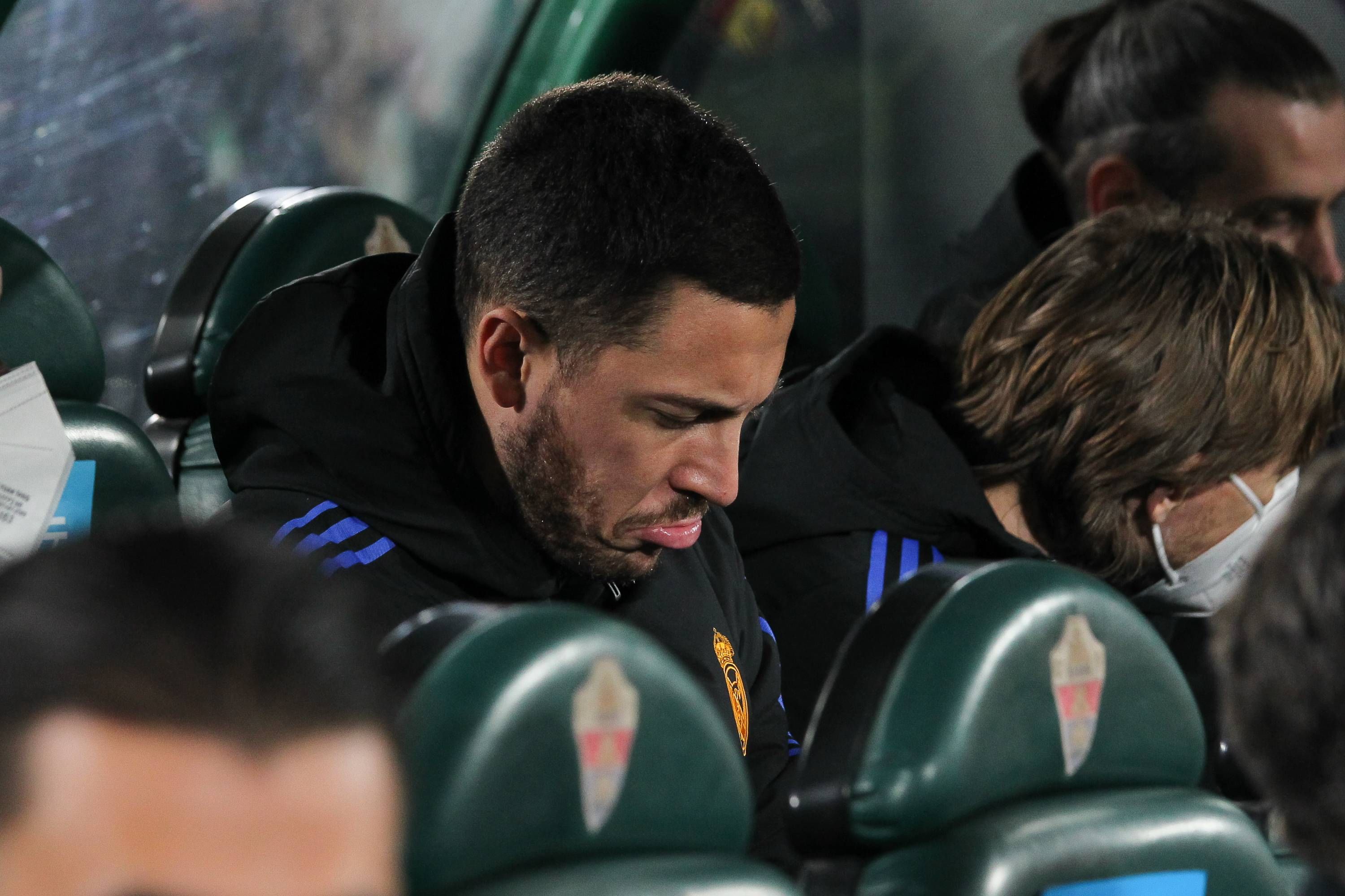  Hazard, en el banquillo durante el Elche-Real Madrid de Copa.