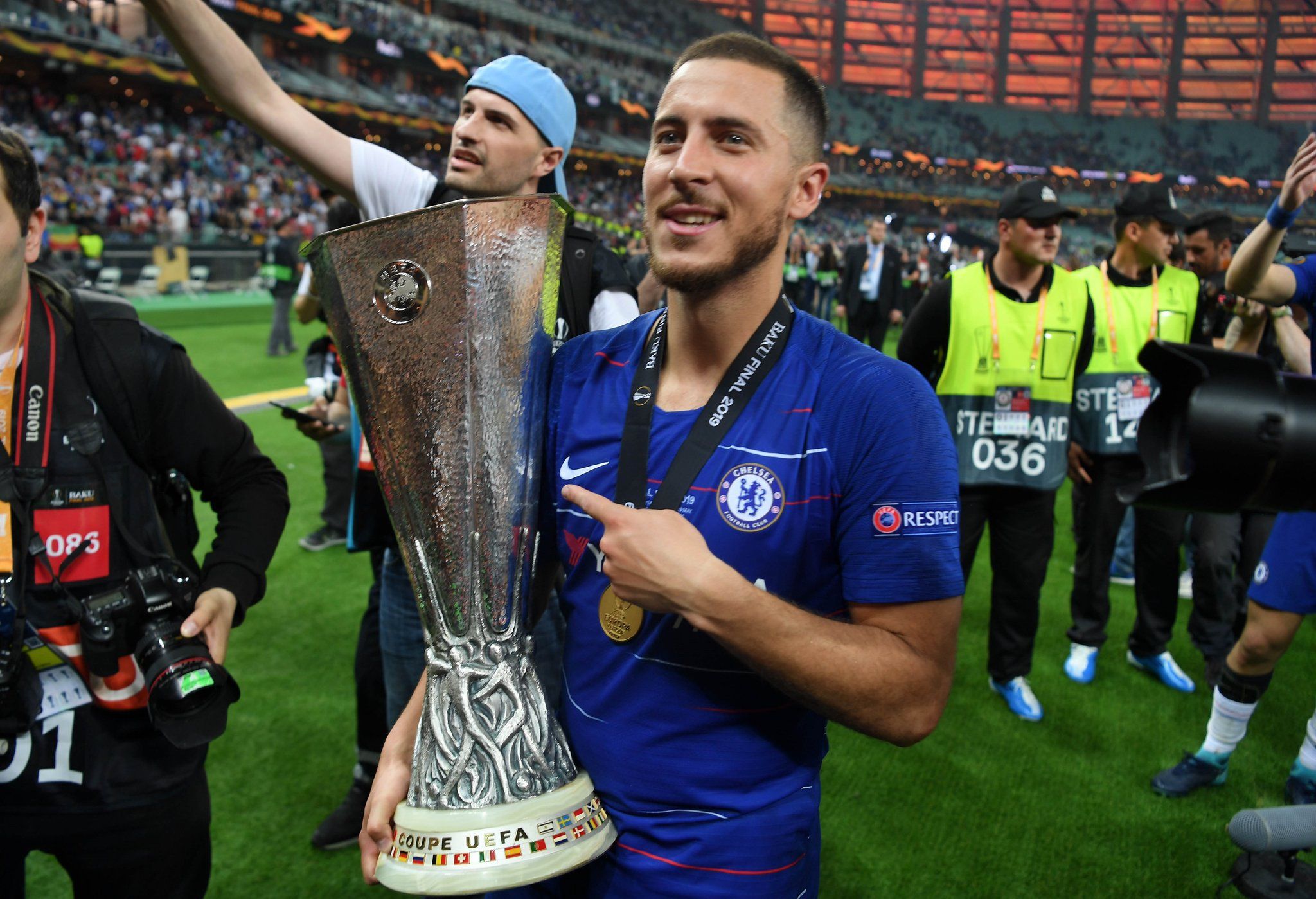  Eden Hazard posa con la Europa League conquistada en Bakú.