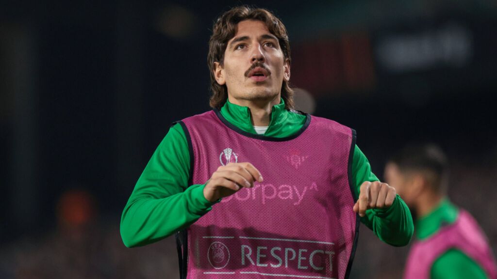  Héctor Bellerín, calentando en un partido con el Real Betis (Cordon Press)