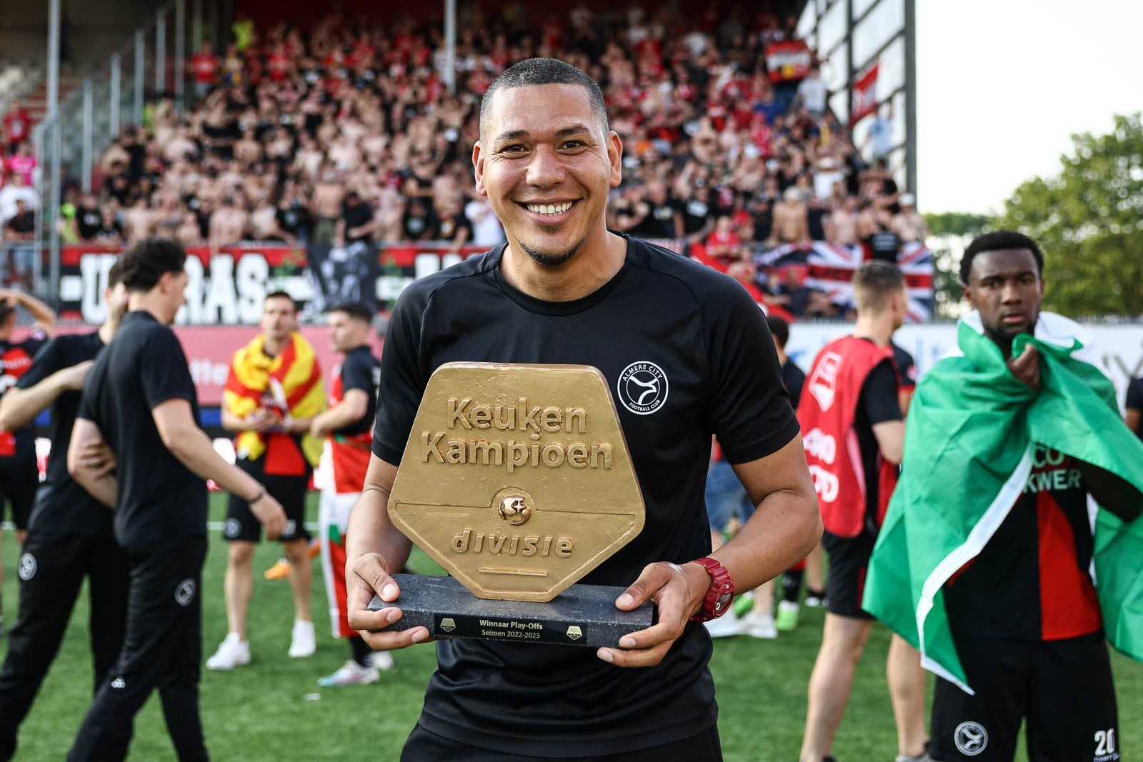 Hedwiges Maduro celebra el ascenso con el Almere City.
