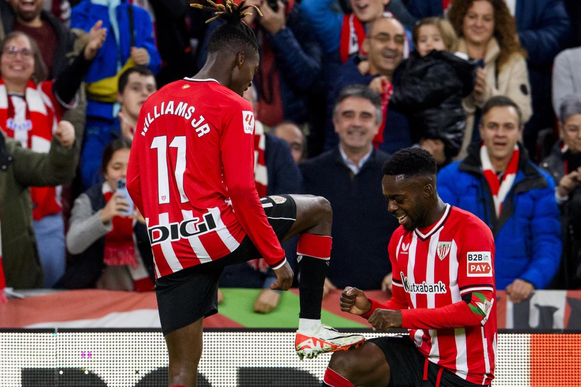 Iñaki saca brillo a la bota de su hermano Nico Williams en el partido de liga vencido ante el Atlético en San Mamés.