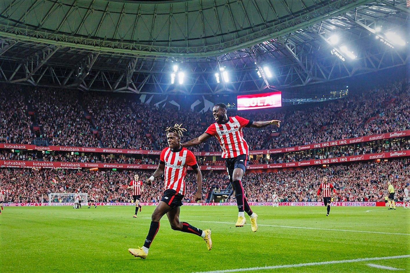  Los hermanos Nico e Iñaki Williams vuelan en San Mamés.