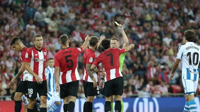  Hernández Hernández exhibió cuatro tarjetas al Athletic en media hora