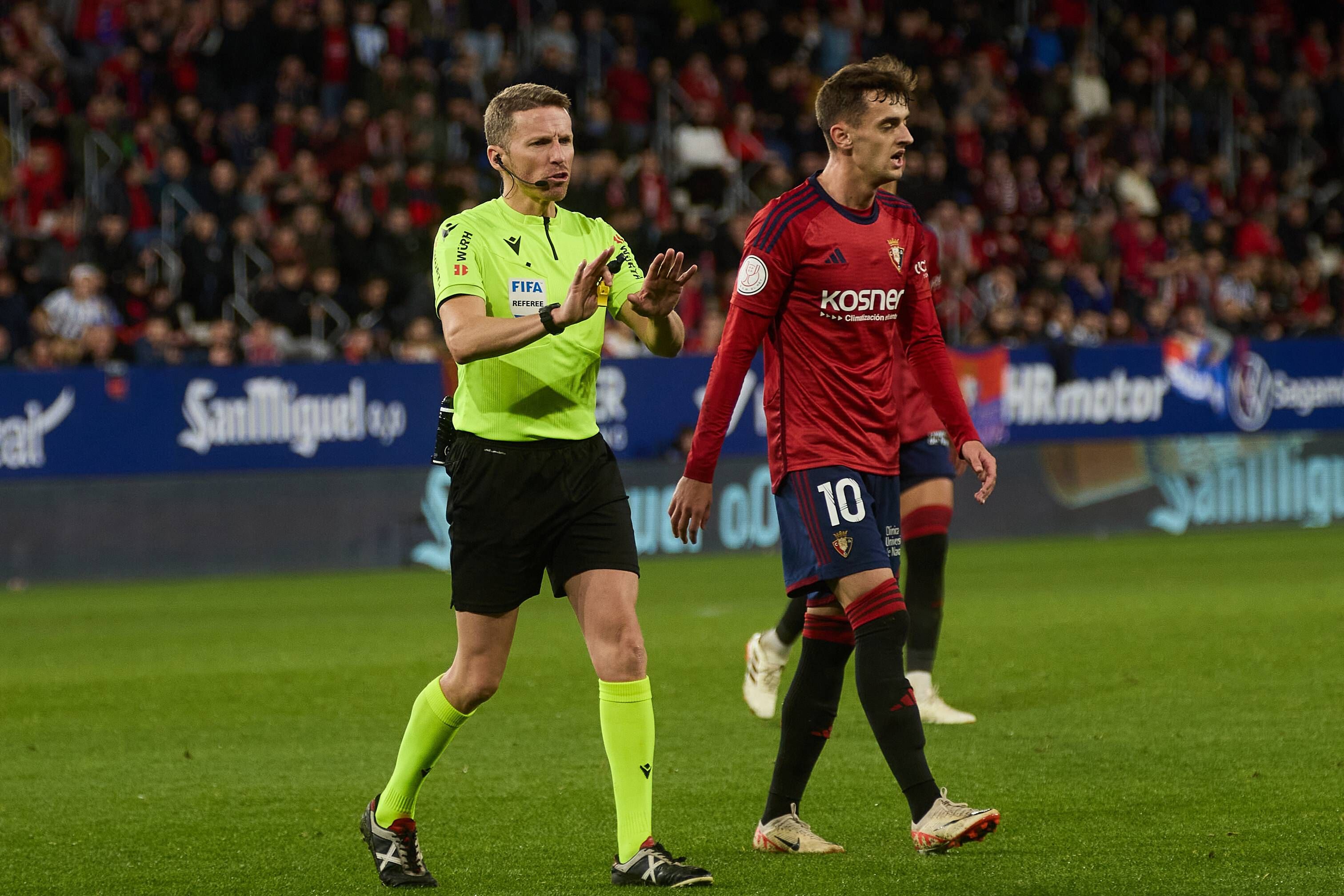 Hernández Hernández y Aimar Oroz en el Osasuna - Real Sociedad.