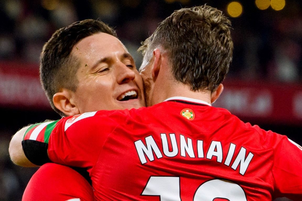  Iker Muniain y Ander Herrera se abrazan en San Mamés.