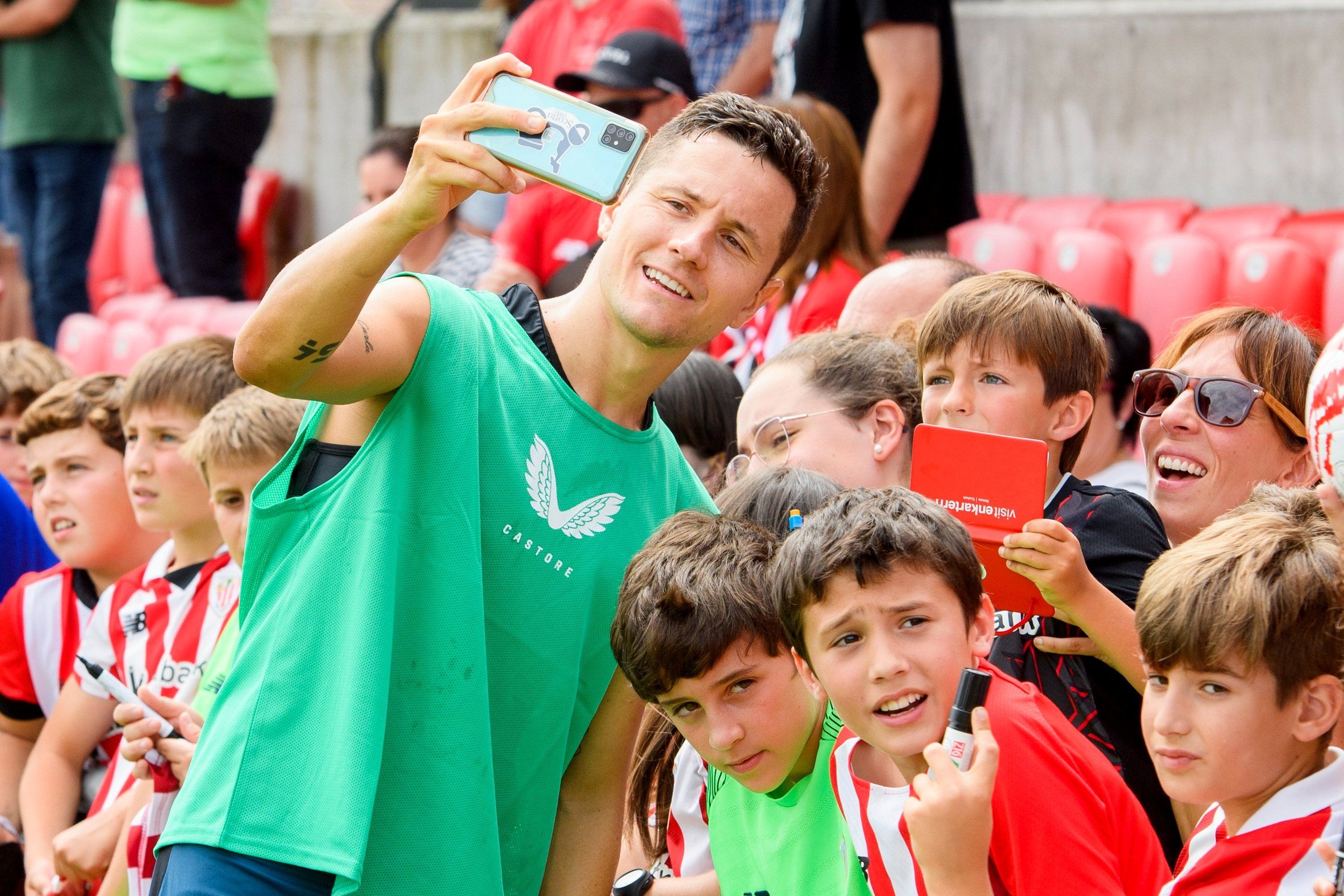 Selfie de Ander Herrera con los chavales en Lezama.