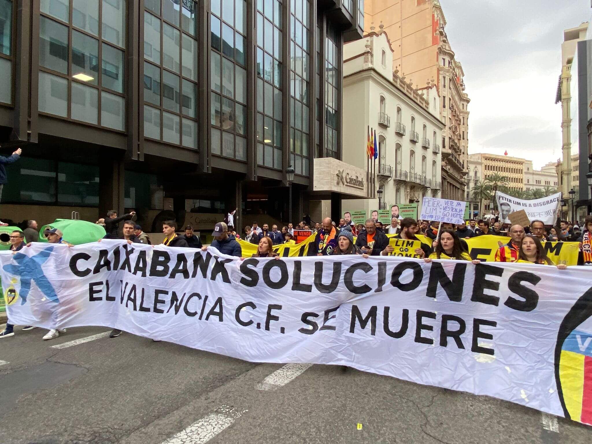 Manifestación contra Peter Lim del 2M.
