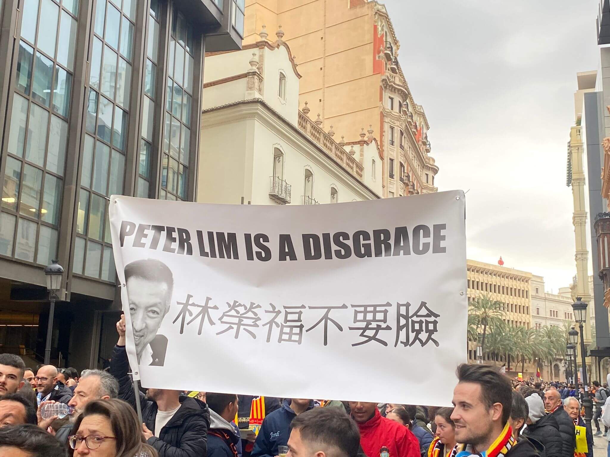 Manifestación contra Peter Lim del 2M.