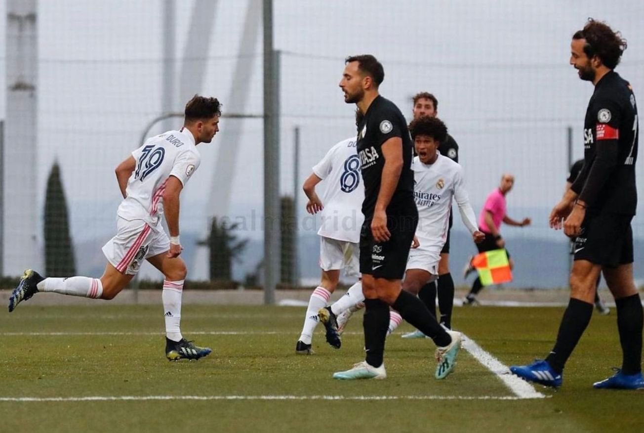  Hugo Duro y Peter Fererico celebran un gol con el RM Castilla.
