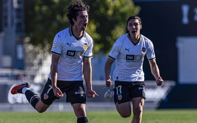  Hugo González celebra su gol al Manresa