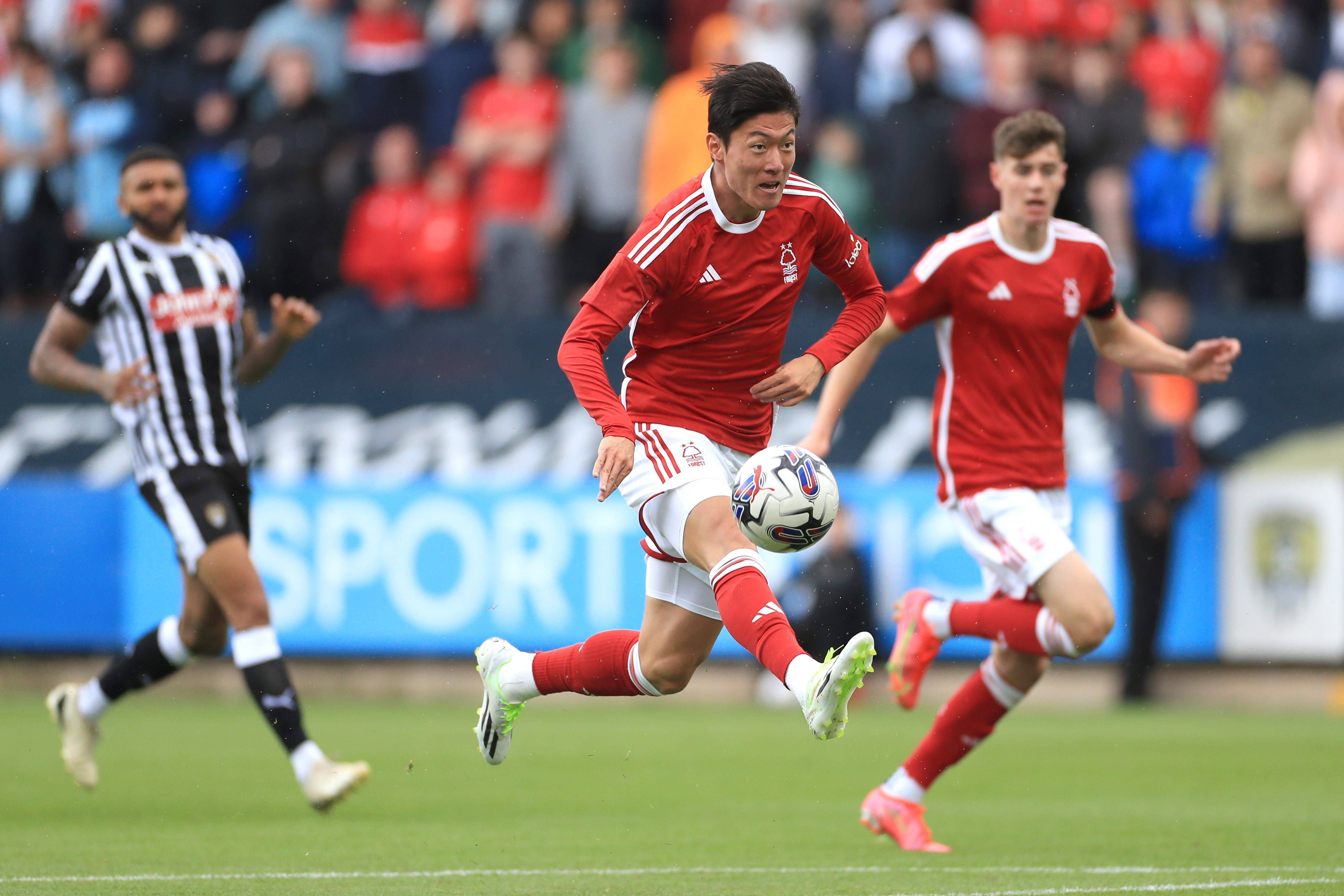 Hwang Ui-jo jugando con el Nottingham Forest (Cordon Press).