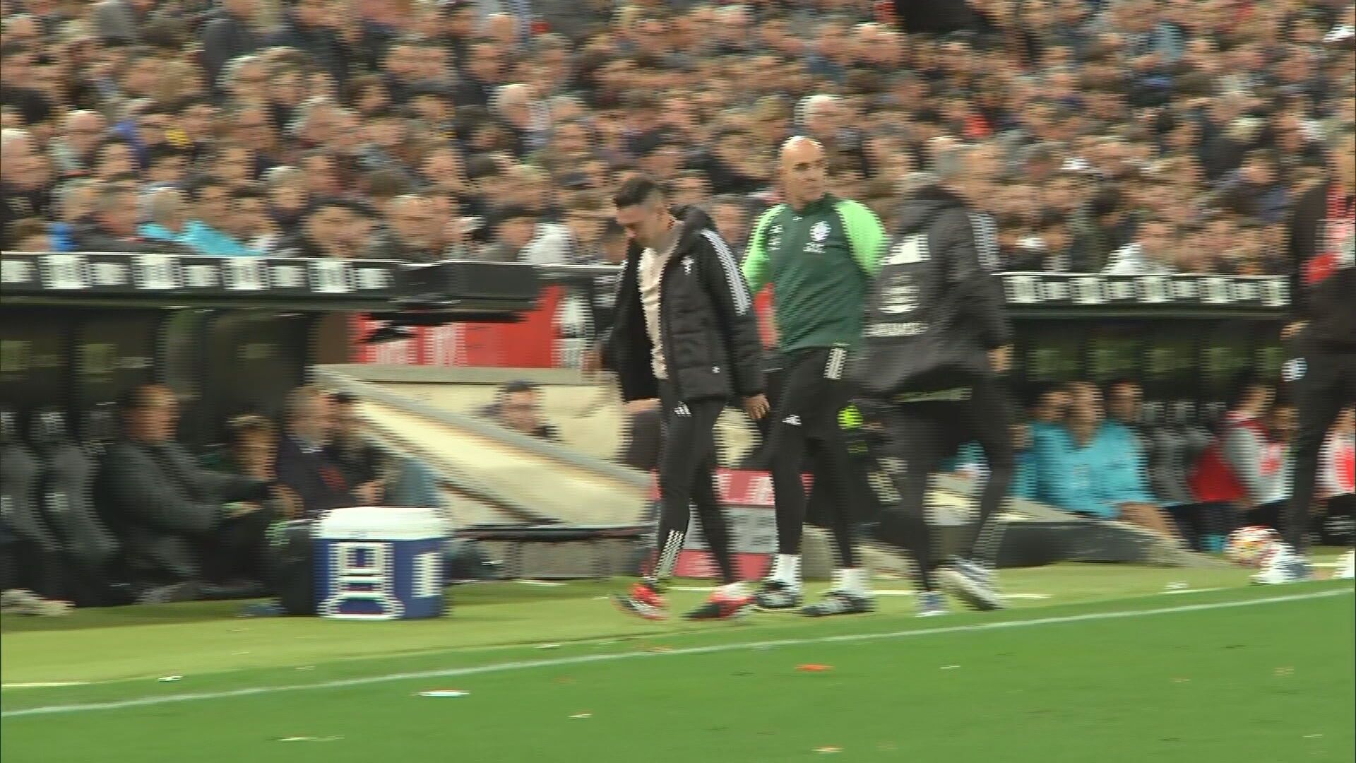 Iago Aspas protesta al cuarto árbitro y la afición del Valencia carga contra él