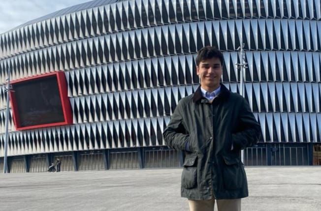  Ignacio Alameda Ferrer posa en Bilbao ante el campo de San Mamés.