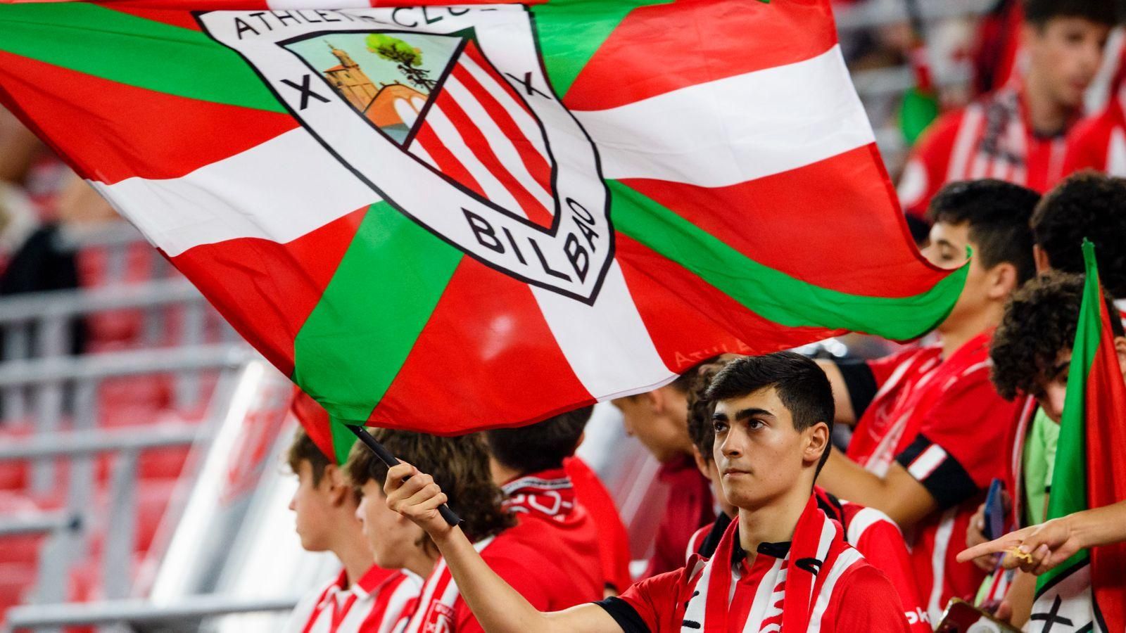  La pasión zurigorri se vive en las gradas de San Mamés.